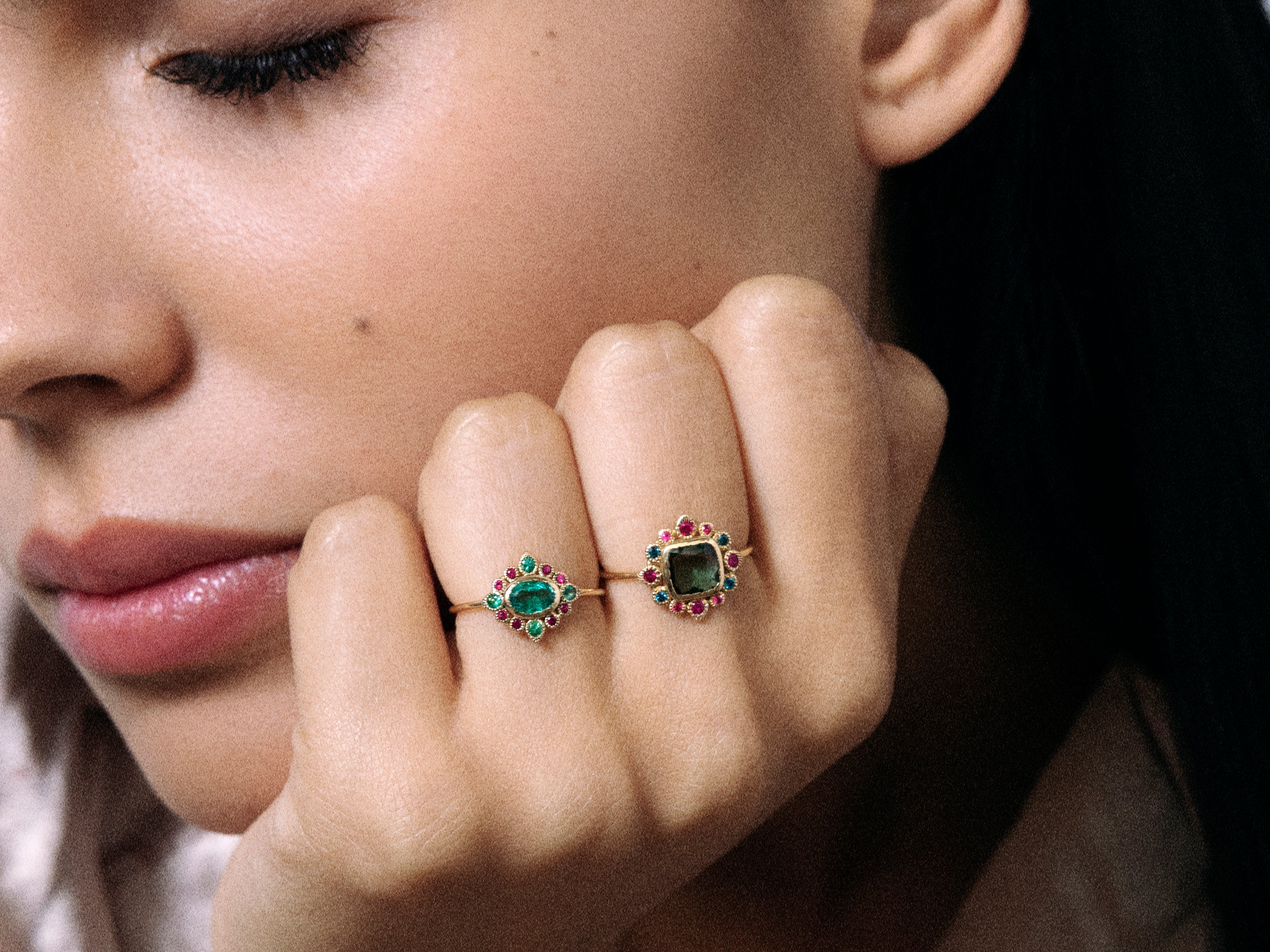 Bague Sagan tourmaline verte coussin 0,97cts, rubis, spinelle et diamants bleus or jaune