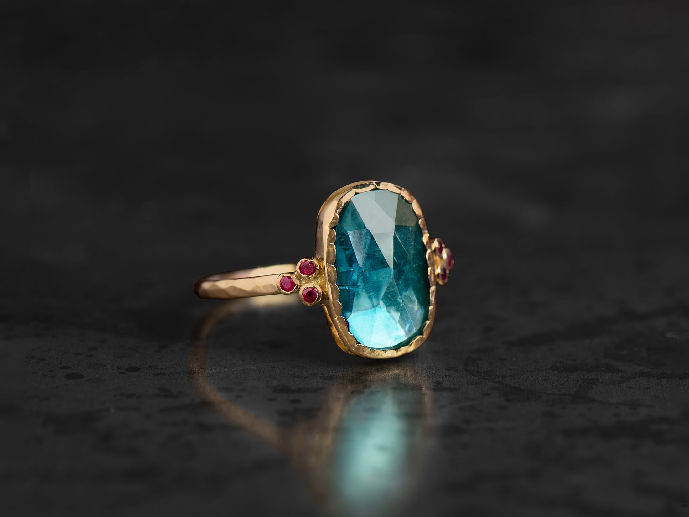 Bague Queen rubis et tourmaline bleue 1,76cts or jaune