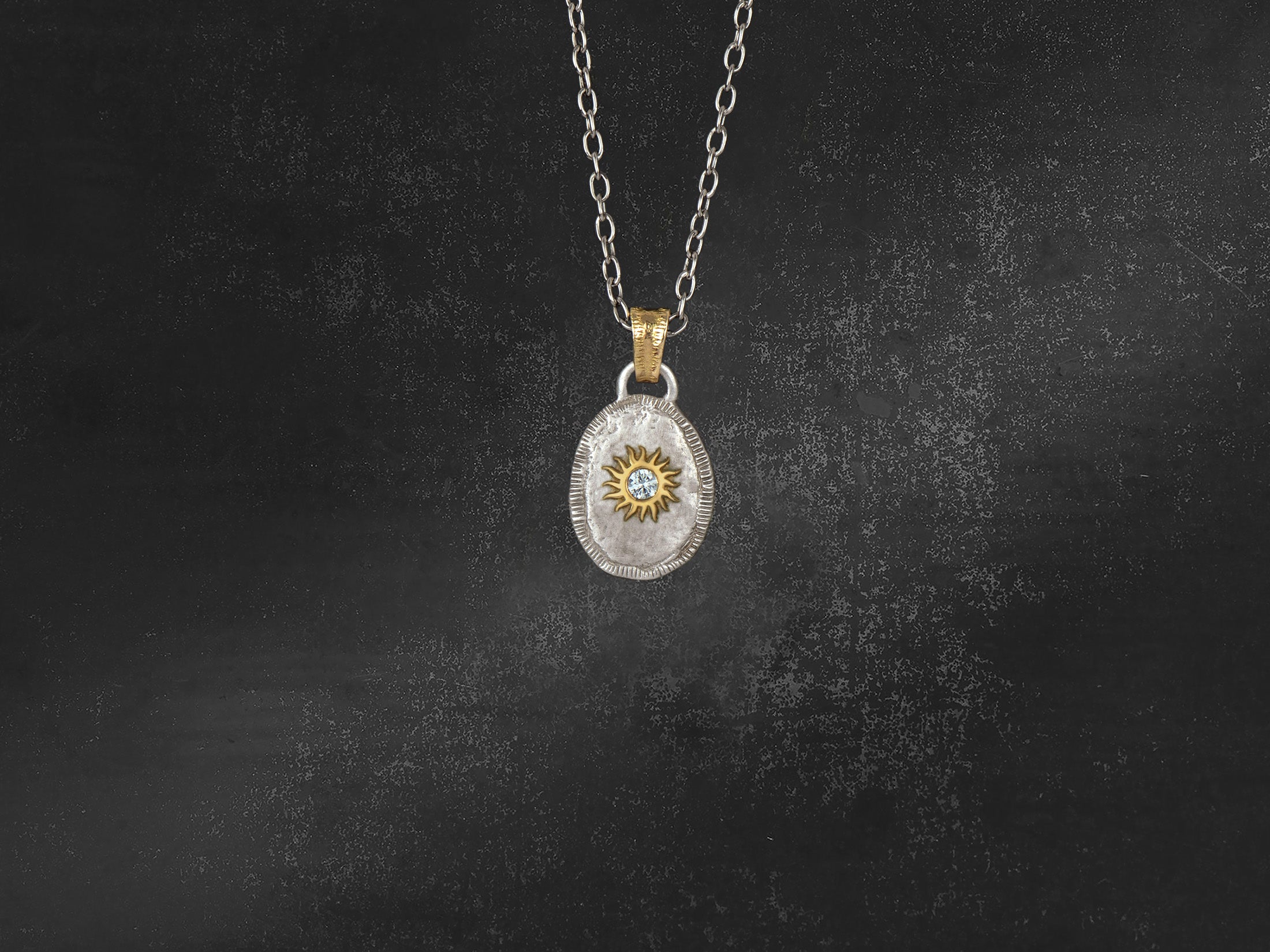 Pendentif Solis Lux ovale mini soleil diamant