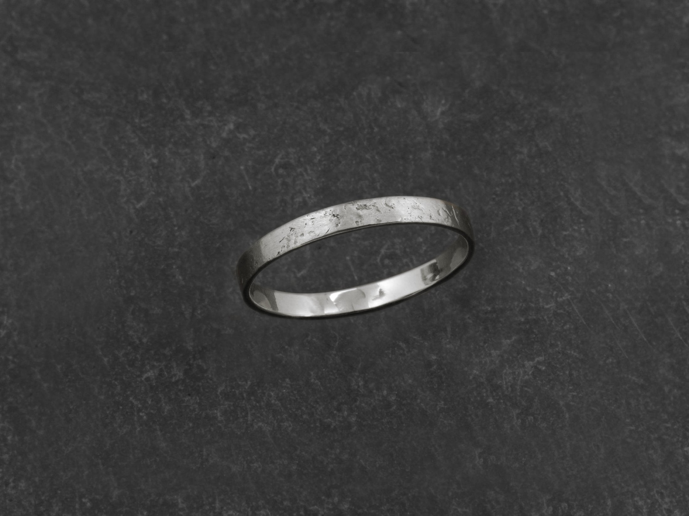 Alliance Mon Chéri 2.5 martelée pierre homme — bijou signature Emmanuelle Zysman en argent ou vermeil, élégant et intemporel