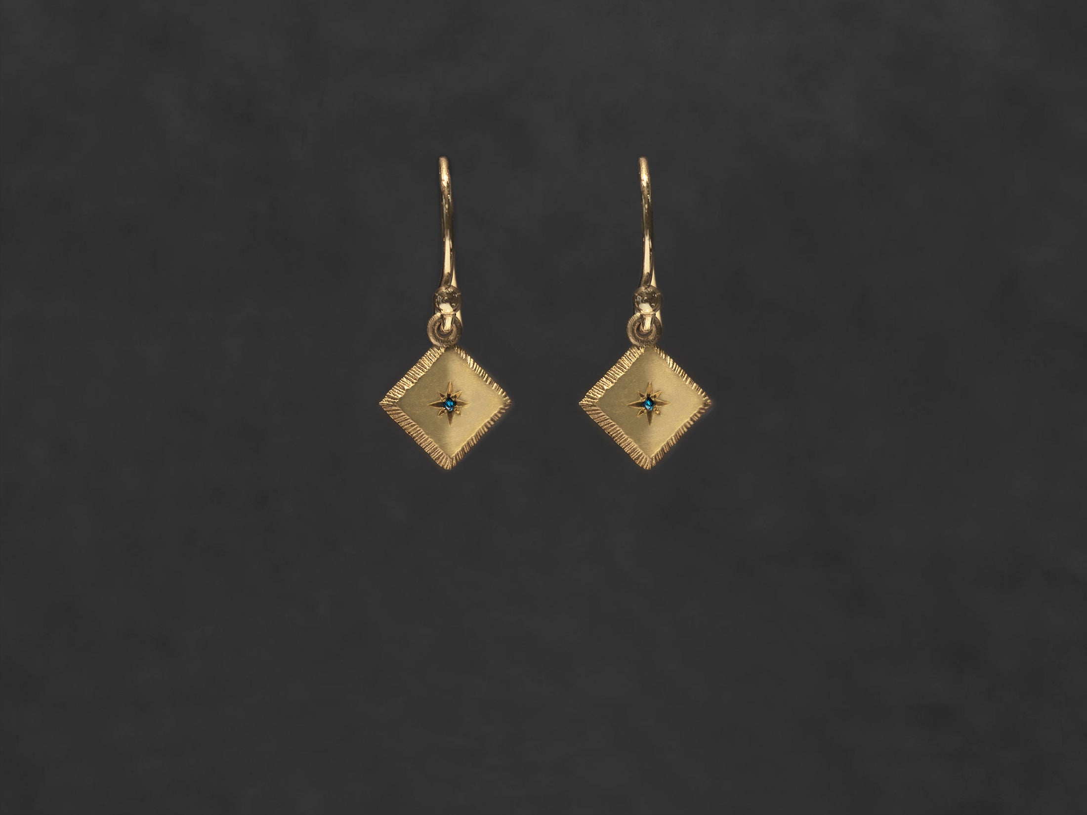 Boucles d’oreilles Adama vermeil diamants bleus – bijou artisanal signé Emmanuelle Zysman