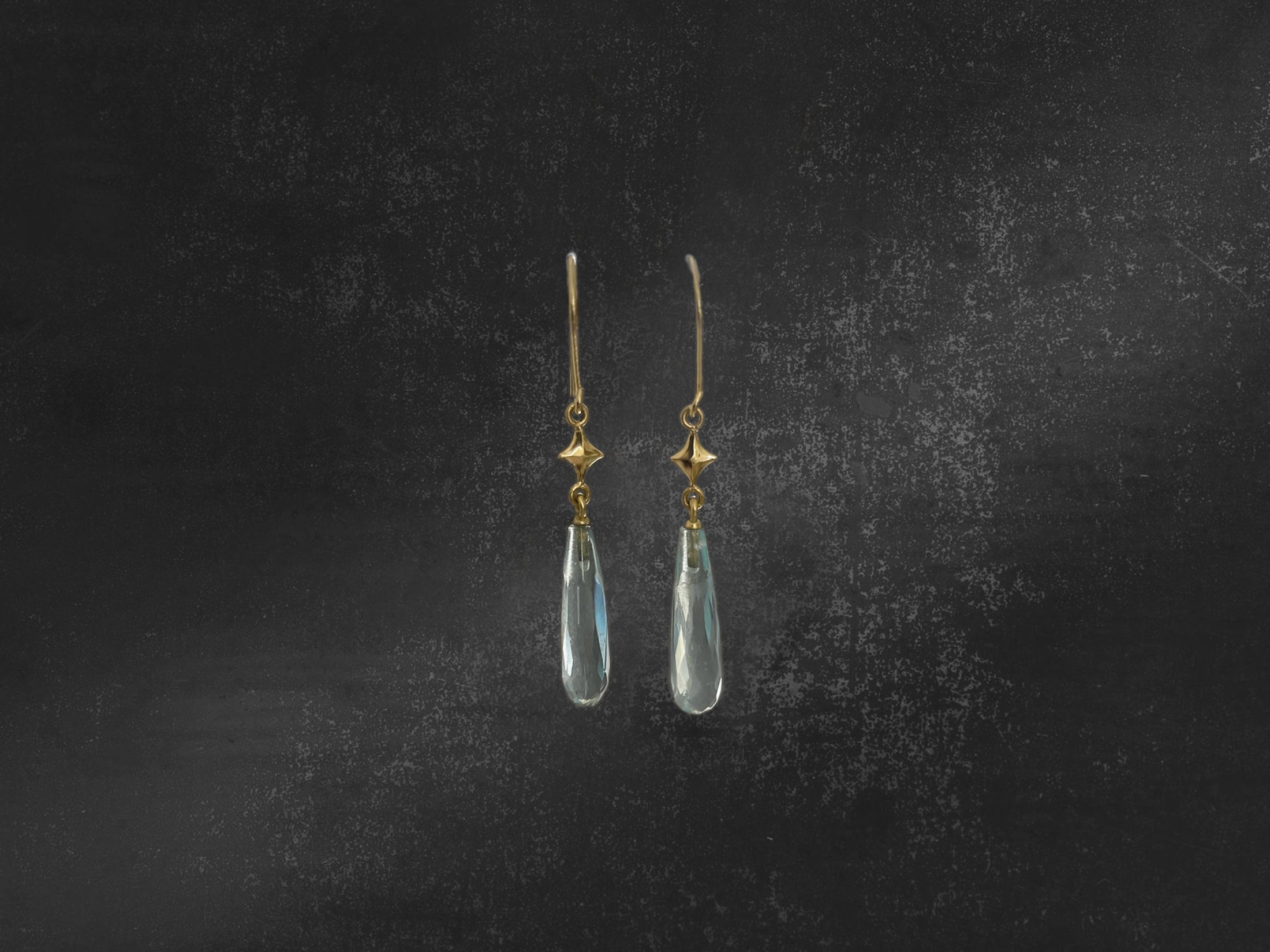 Boucles d’oreilles Danaé aigue-marine star or jaune – bijou artisanal signé Emmanuelle Zysman