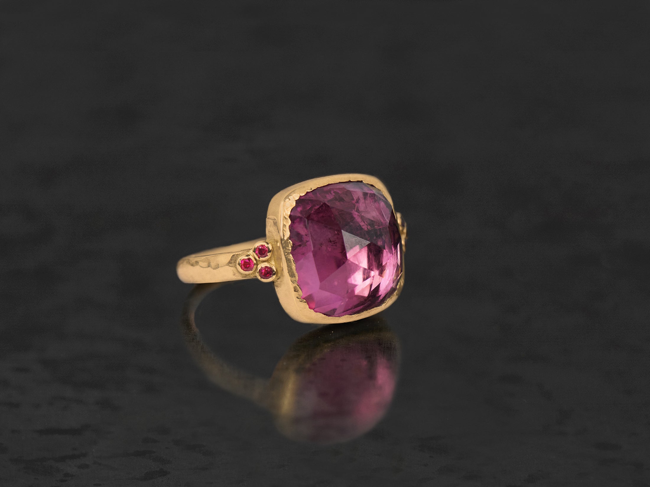 Bague Queen rubis tourmaline rose 7,62cts or jaune – bijou artisanal signé Emmanuelle Zysman