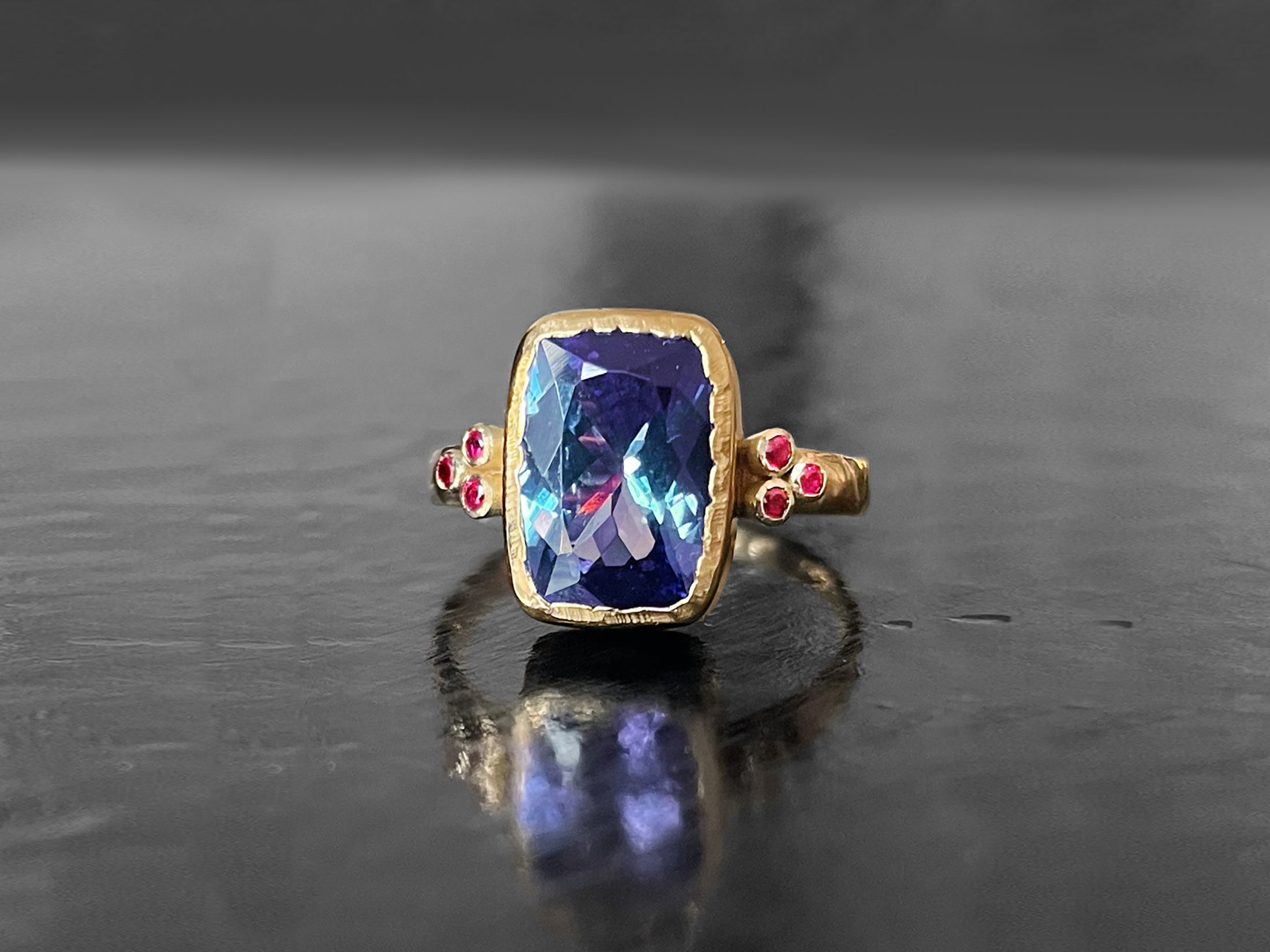 Bague Queen rubis or jaune tanzanite – bijou artisanal signé Emmanuelle Zysman