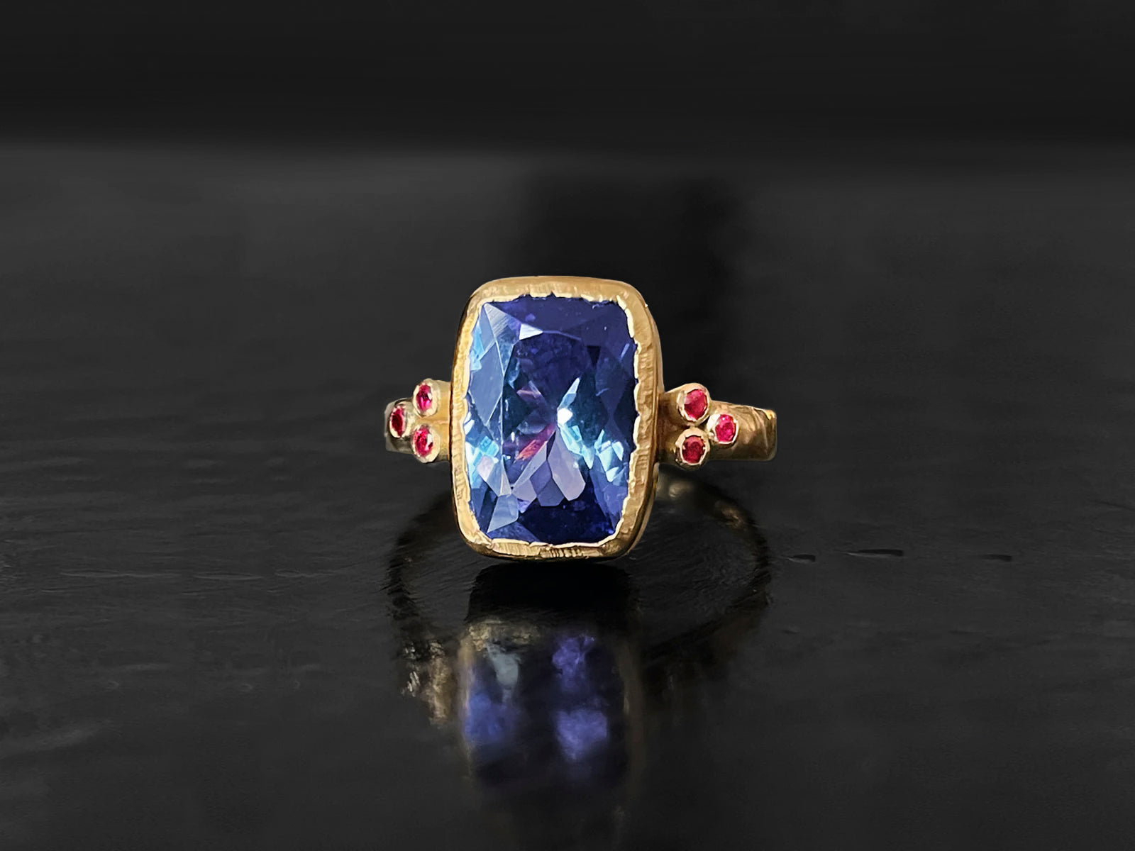 Bague Queen rubis or jaune tanzanite
