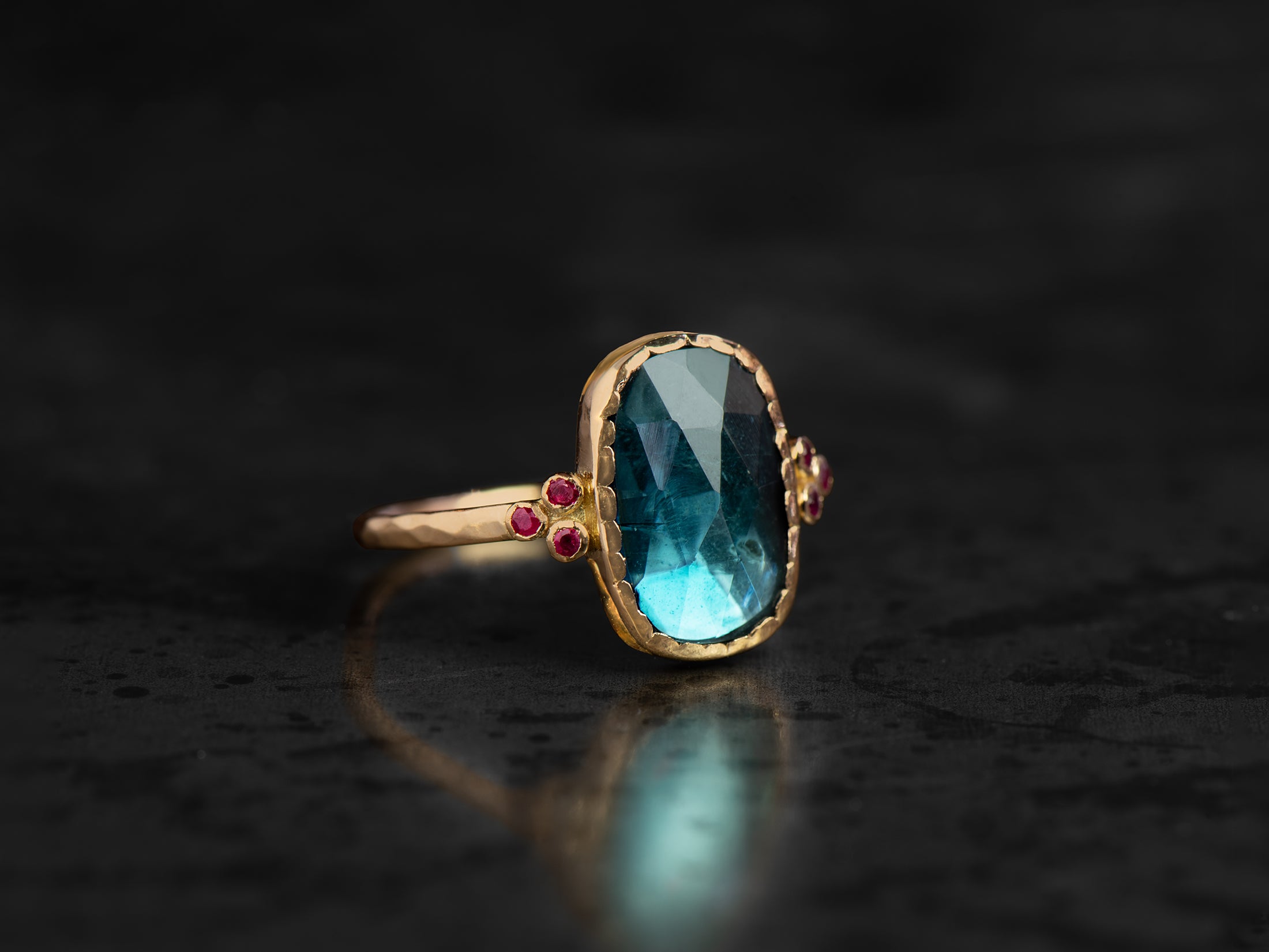 Bague Queen rubis et tourmaline bleue 1,76cts or jaune