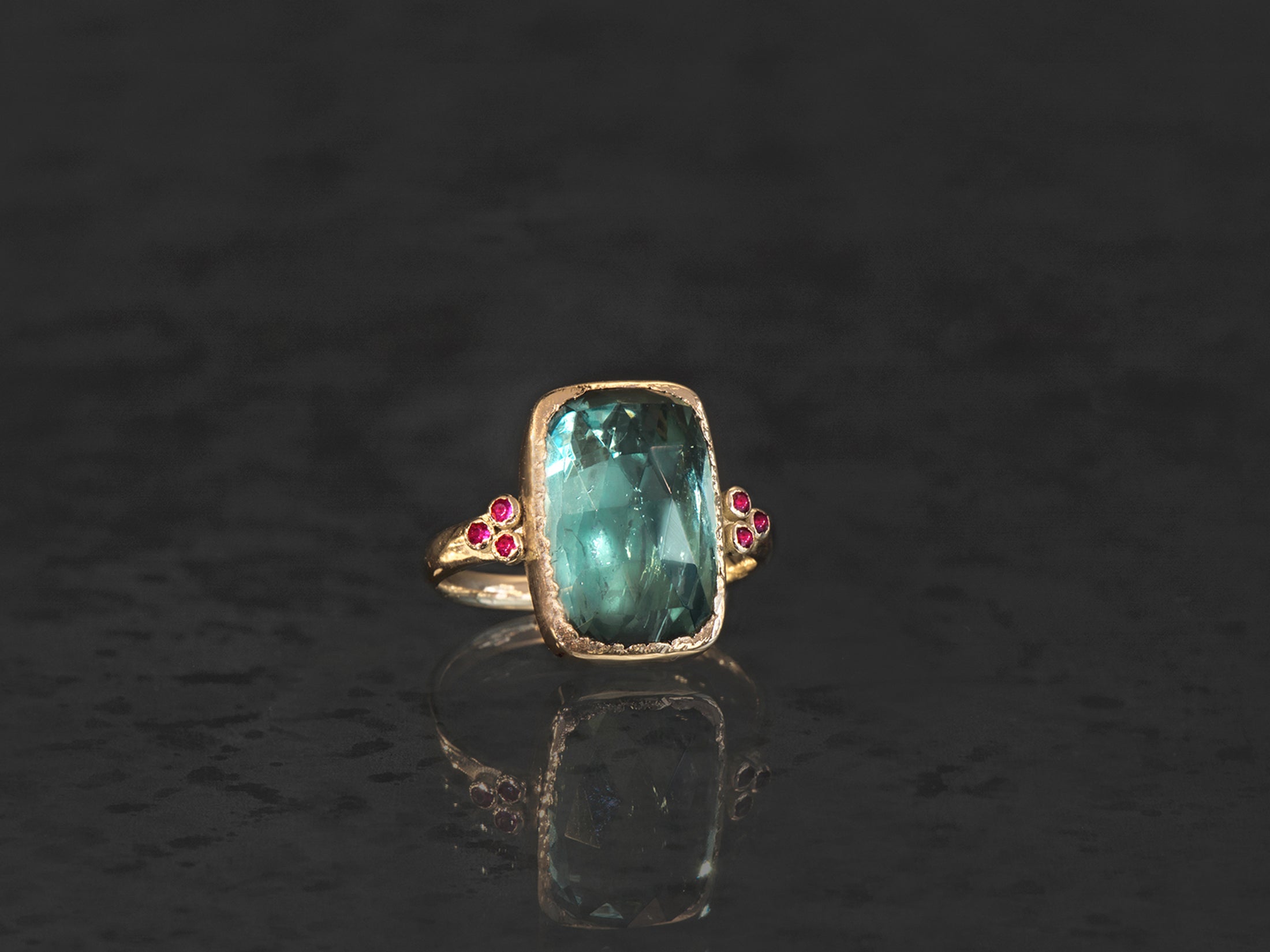 Bague Queen rubis tourmaline verte 7,36cts or jaune – bijou artisanal signé Emmanuelle Zysman