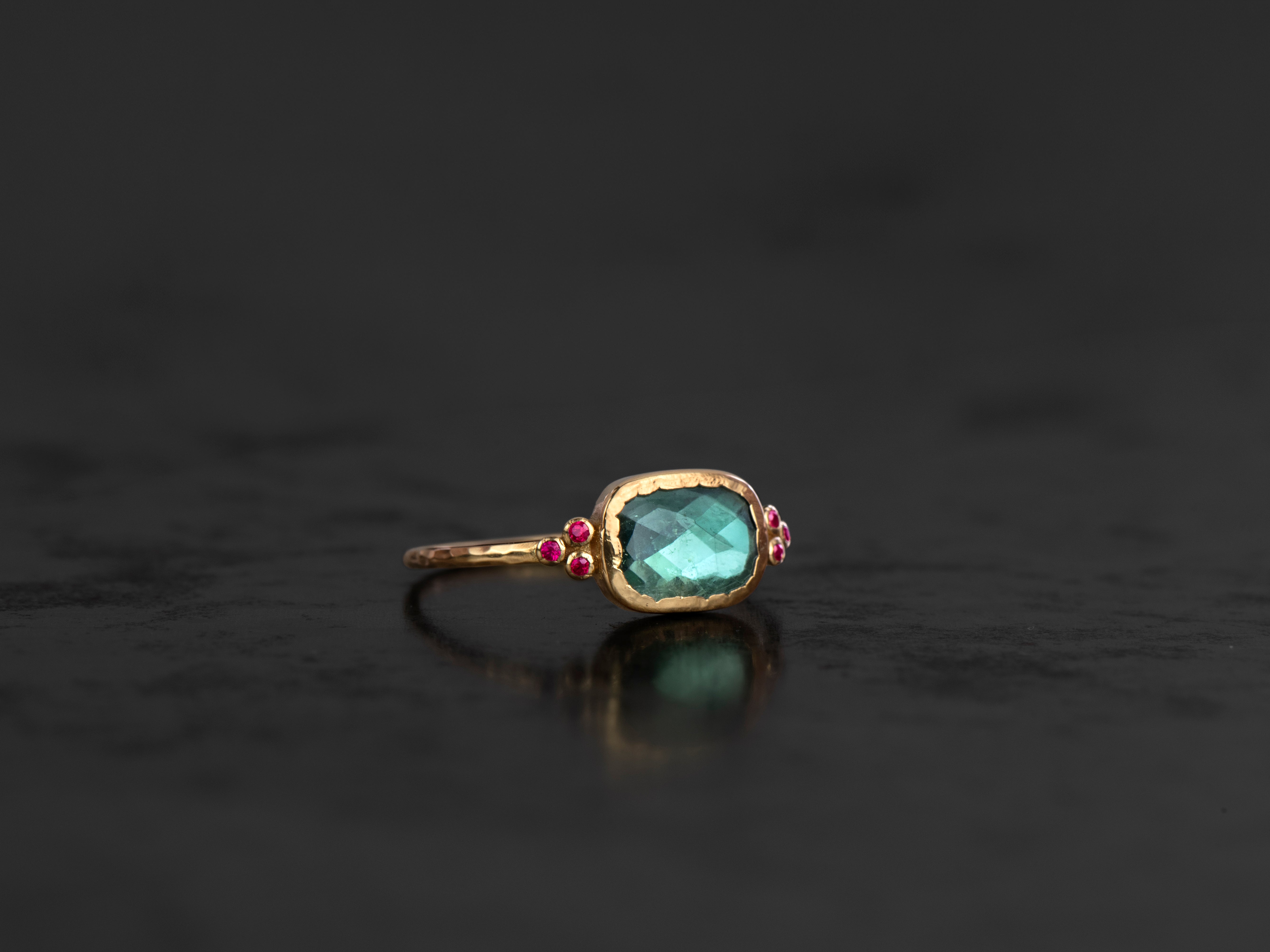 Bague Baby Queen rubis tourmaline bleue rectangle 0,59cts or jaune