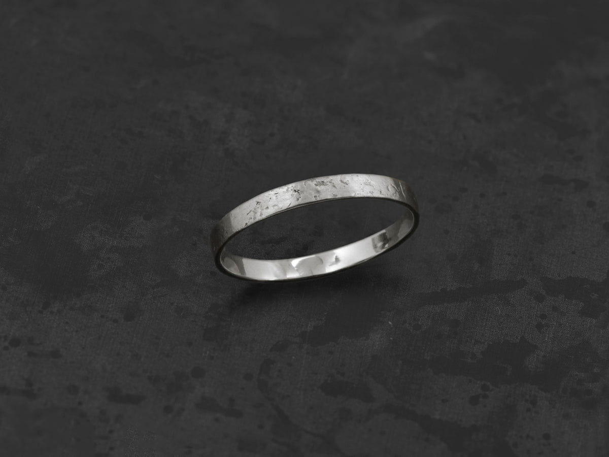 Alliance martelée Mon Chéri 2.5 pierre homme