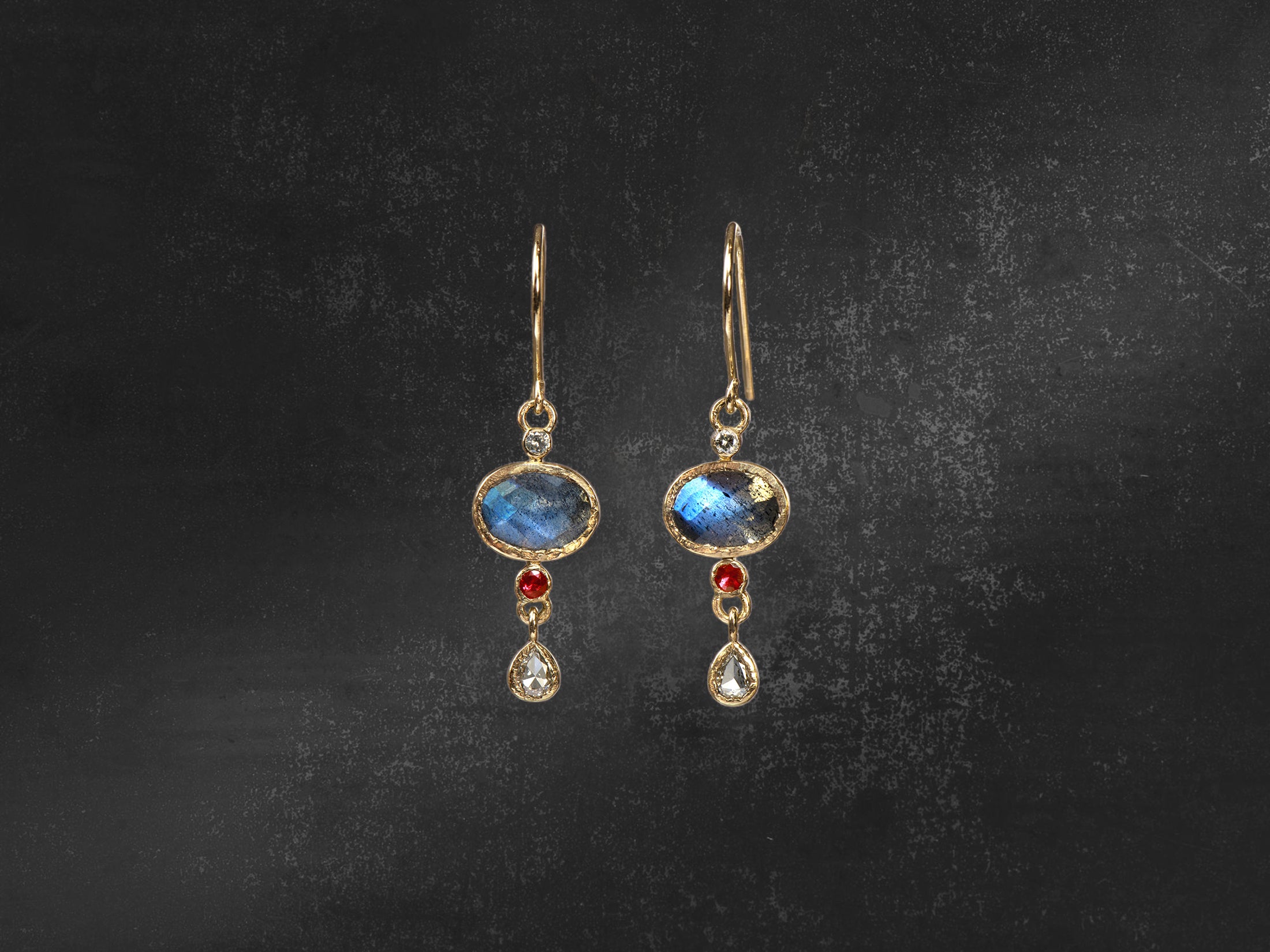 Boucles d’oreilles Sybille labradorite, rubis, diamant, or jaune – bijou artisanal signé Emmanuelle Zysman