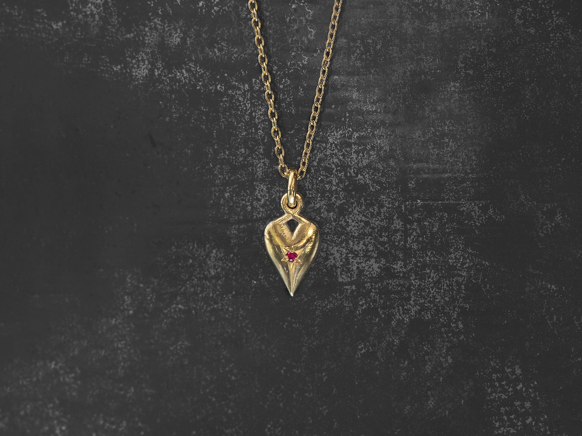 Collier Dracones coeur rubis PM plaqué or – bijou artisanal signé Emmanuelle Zysman