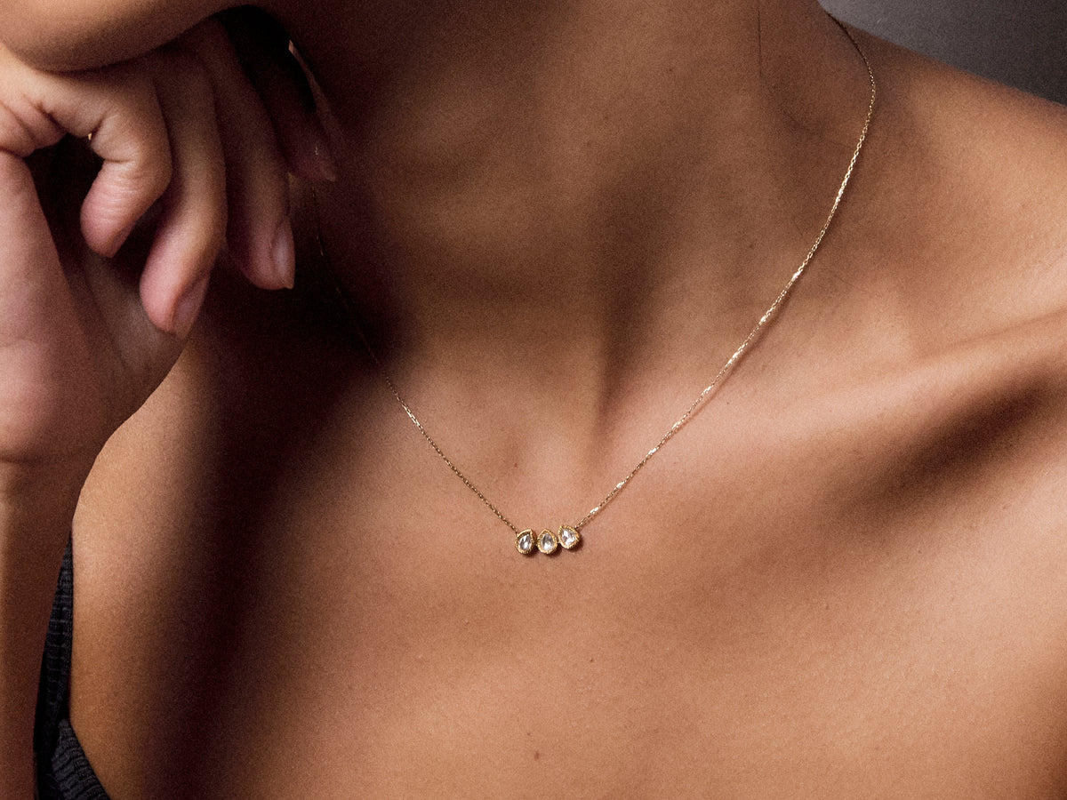 Alex necklace with pear diamonds in yellow gold