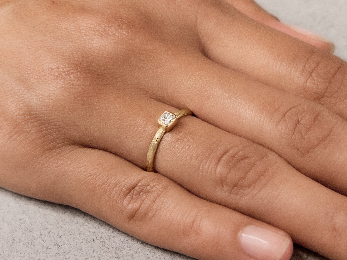 Bague Mon Chéri martelé pierre diamant Coussin taille ancienne 0,29cts Or jaune
