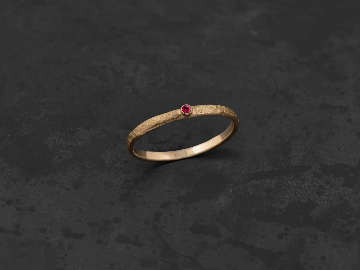 Mon Chéri hammered ruby yellow gold ring