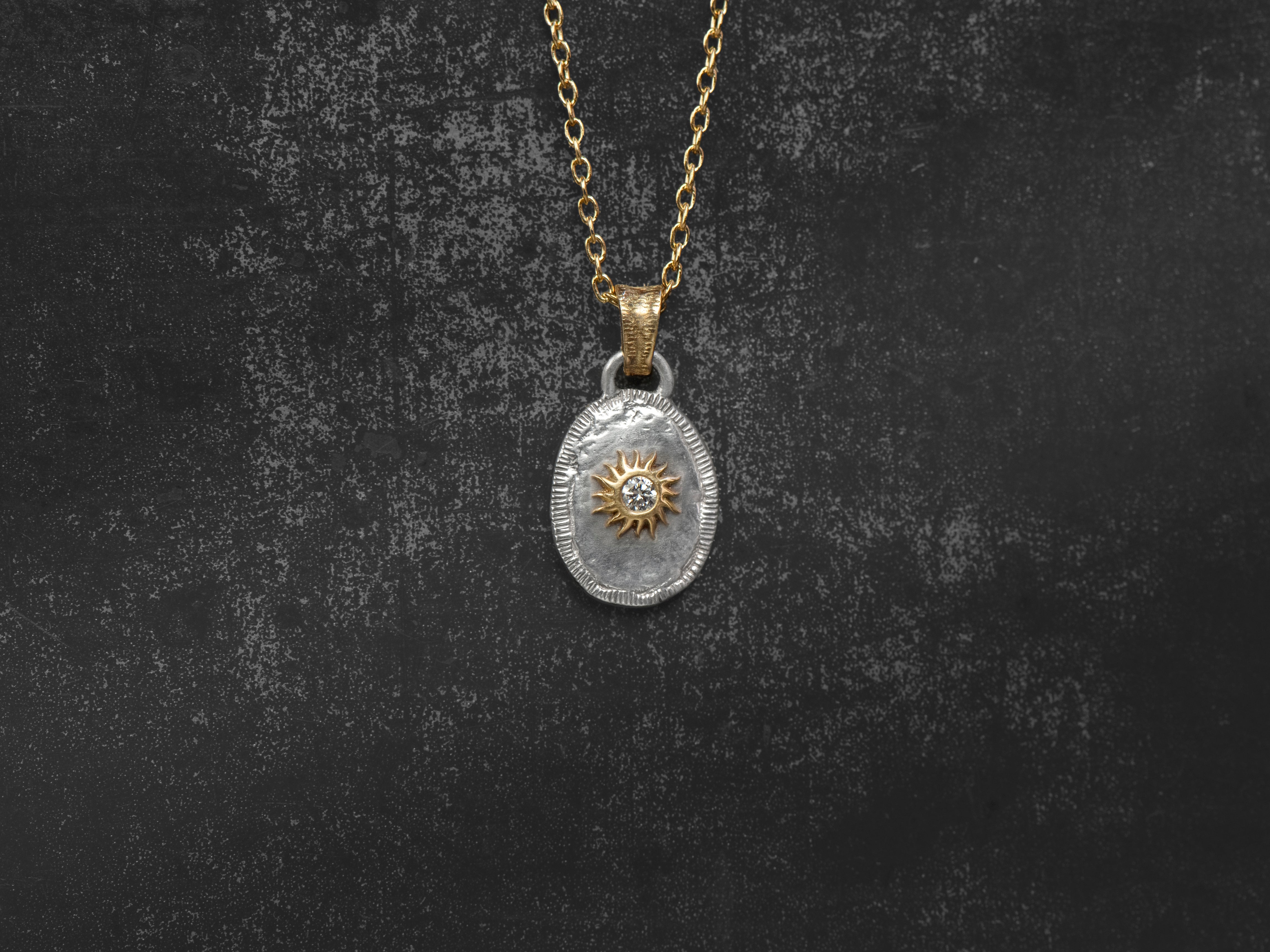 Pendentif Solis Lux ovale mini soleil diamant