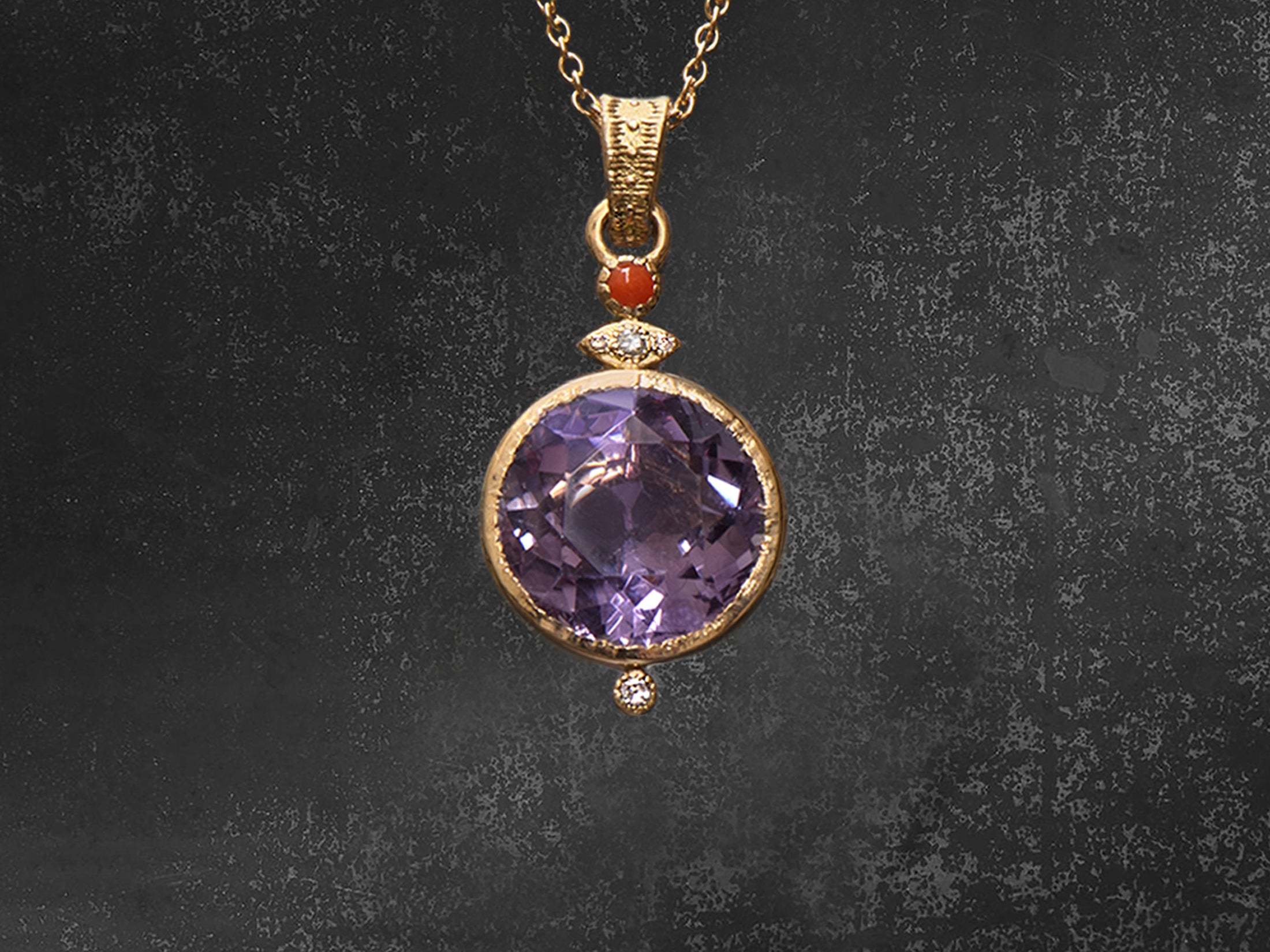 Collier or jaune améthyste, corail et diamants miel