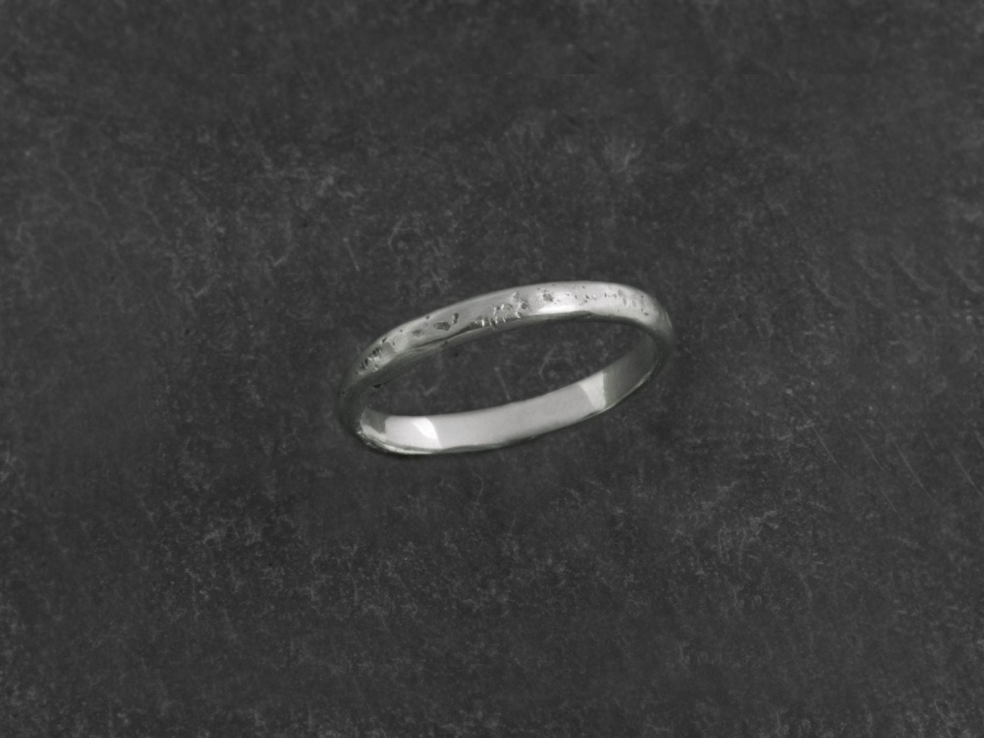 Alliance Lorelei martelée pierre homme — bijou signature Emmanuelle Zysman en argent ou vermeil, élégant et intemporel