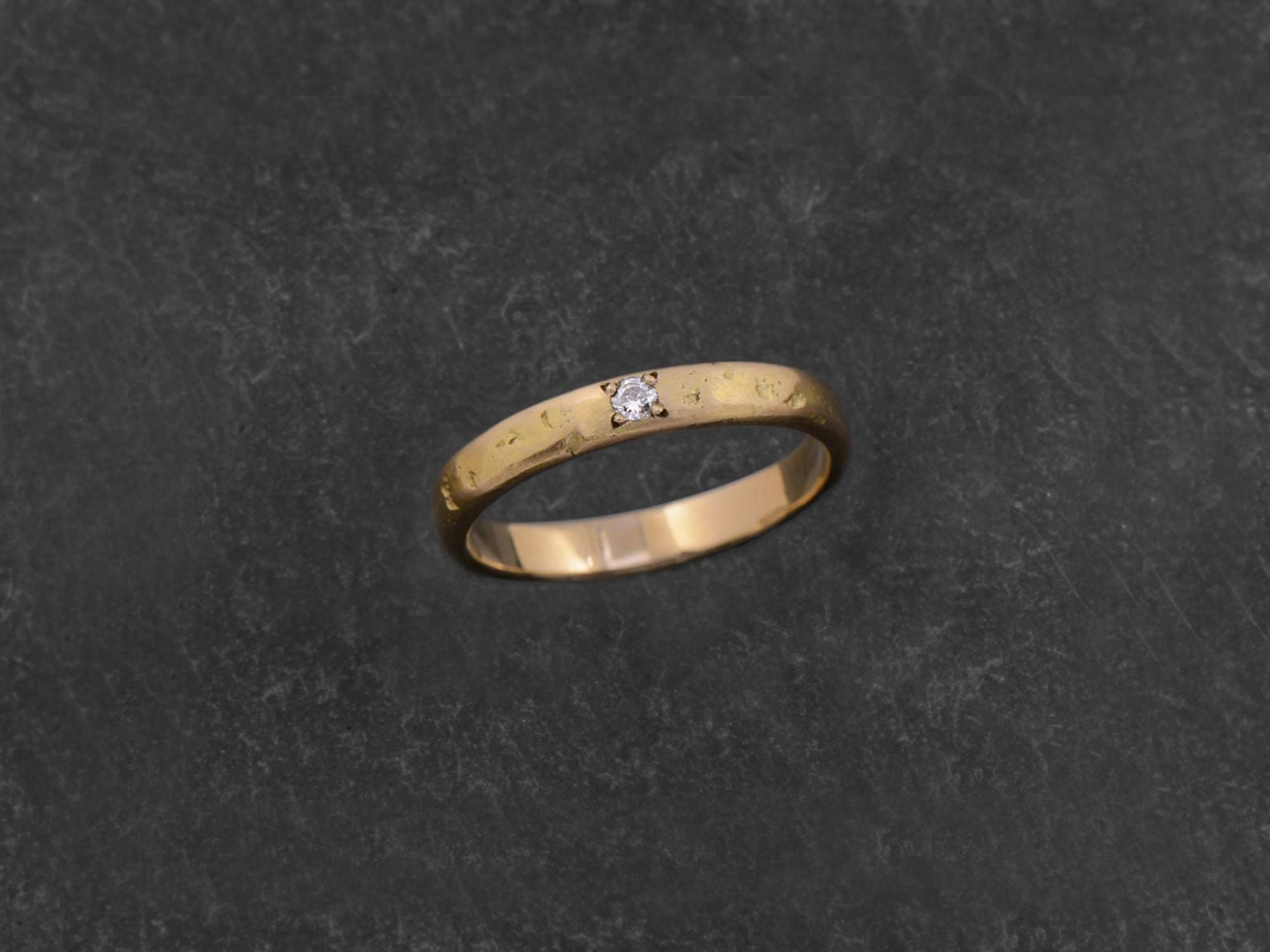 Alliance Lorelei martelée pierre diamant blanc or jaune — bijou signature Emmanuelle Zysman en argent ou vermeil, élégant et intemporel