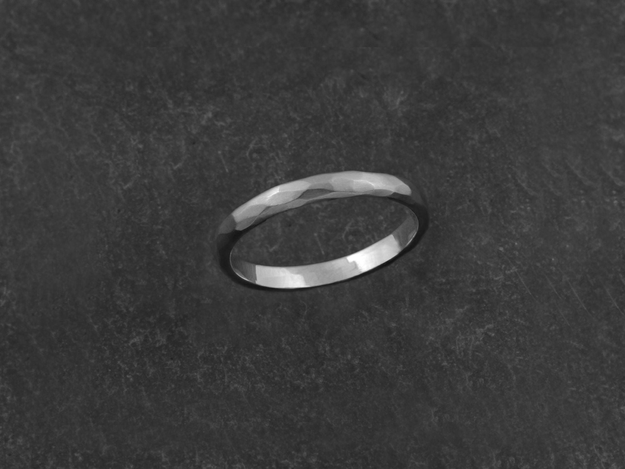 Alliance Lorelei martelée homme — bijou signature Emmanuelle Zysman en argent ou vermeil, élégant et intemporel