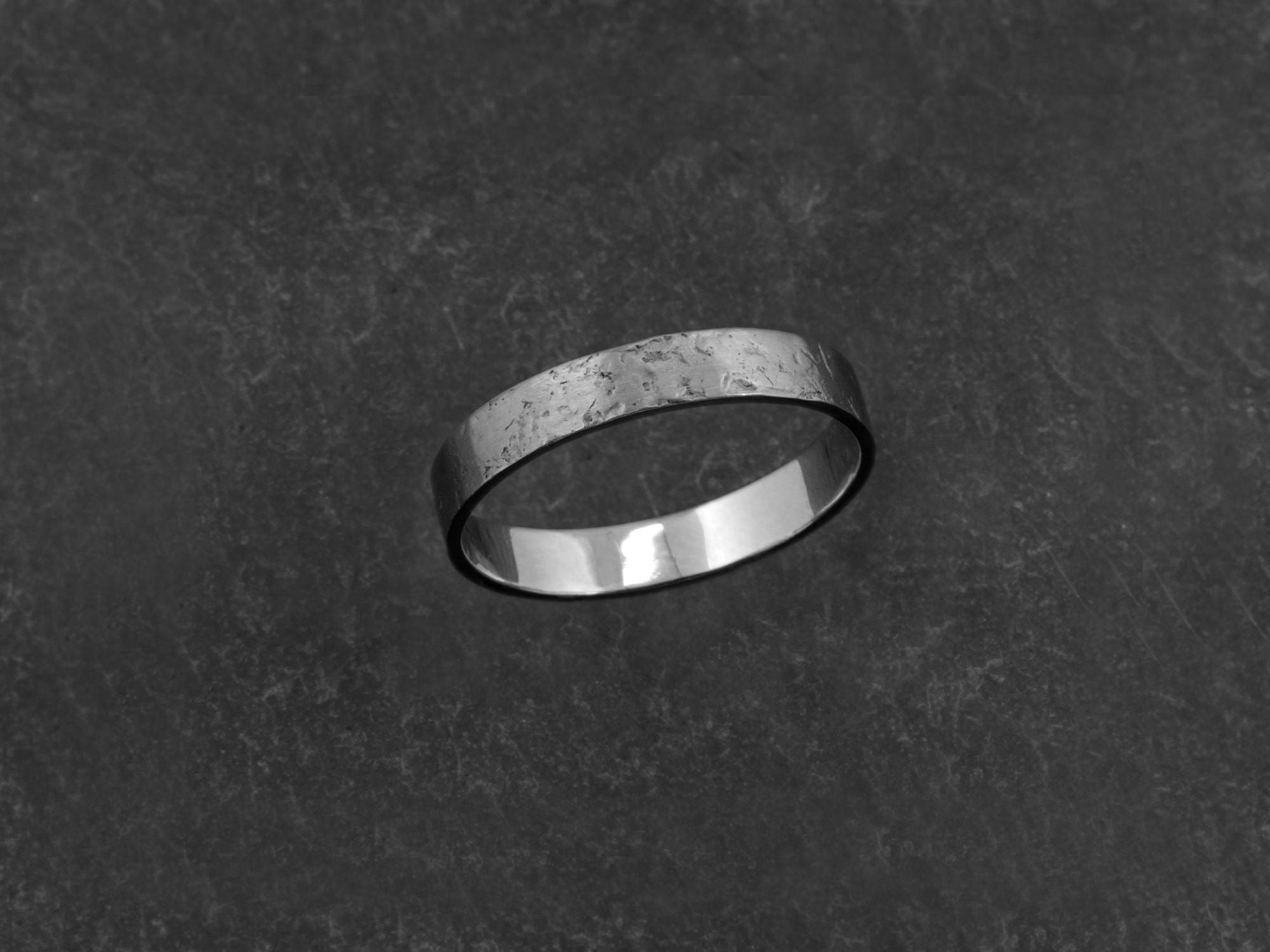 Alliance Mon Chéri Double martelée pierre homme