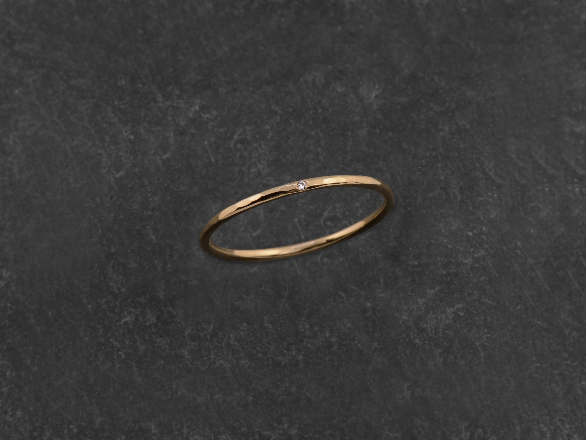 Alliance martelée Mon Chéri fine ronde diamant or jaune — bijou signature Emmanuelle Zysman en argent ou vermeil, élégant et intemporel