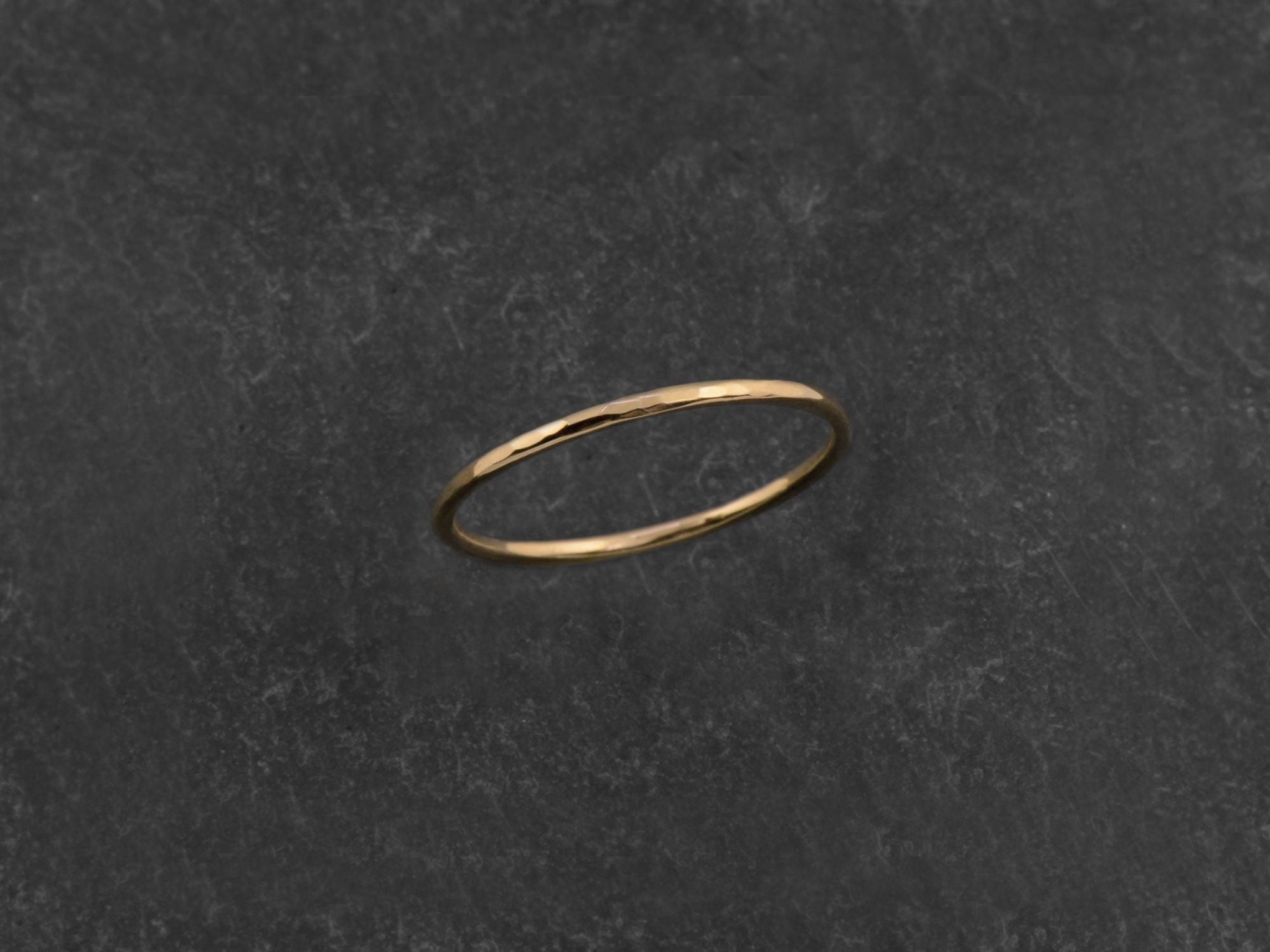 Alliance martelée Mon Chéri fine ronde or — bijou signature Emmanuelle Zysman en argent ou vermeil, élégant et intemporel
