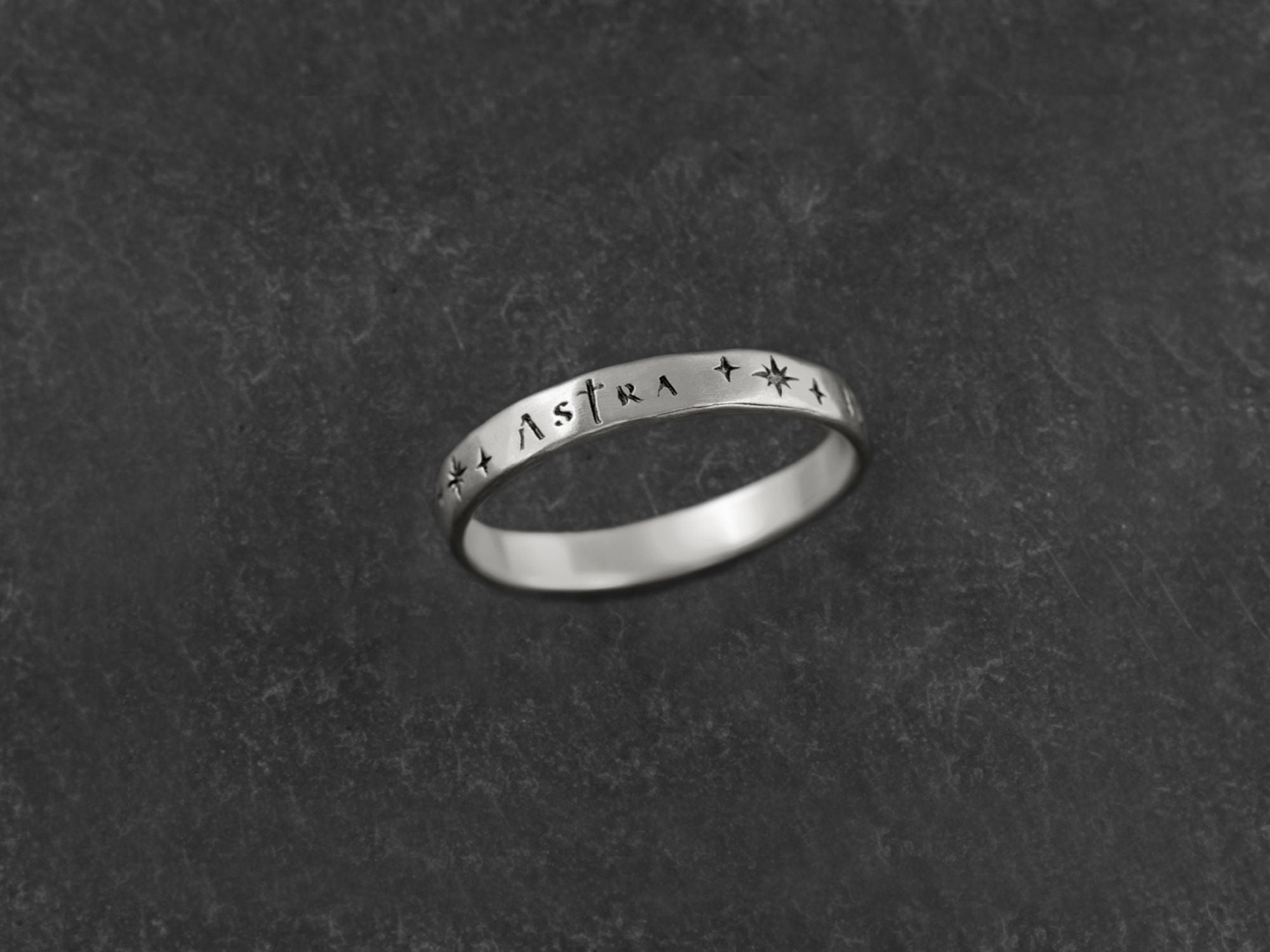 Anneau Devise Ad Astra argent rhodié homme — bijou signature Emmanuelle Zysman en argent ou vermeil, élégant et intemporel