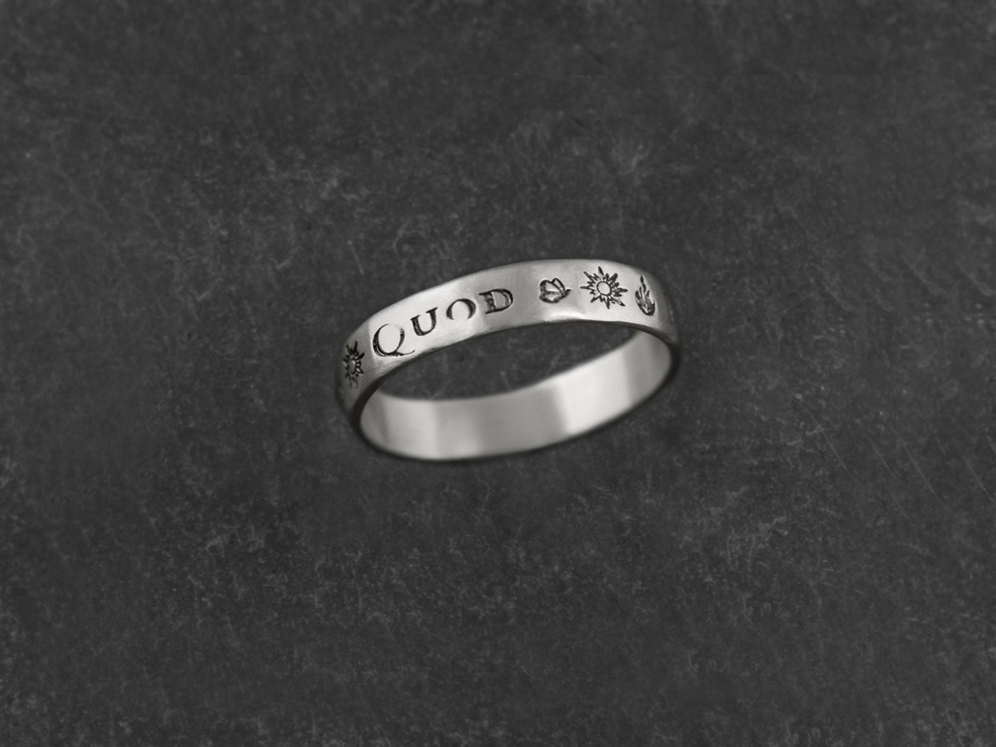 Anneau Devise Amo Quod argent Homme — bijou signature Emmanuelle Zysman en argent ou vermeil, élégant et intemporel
