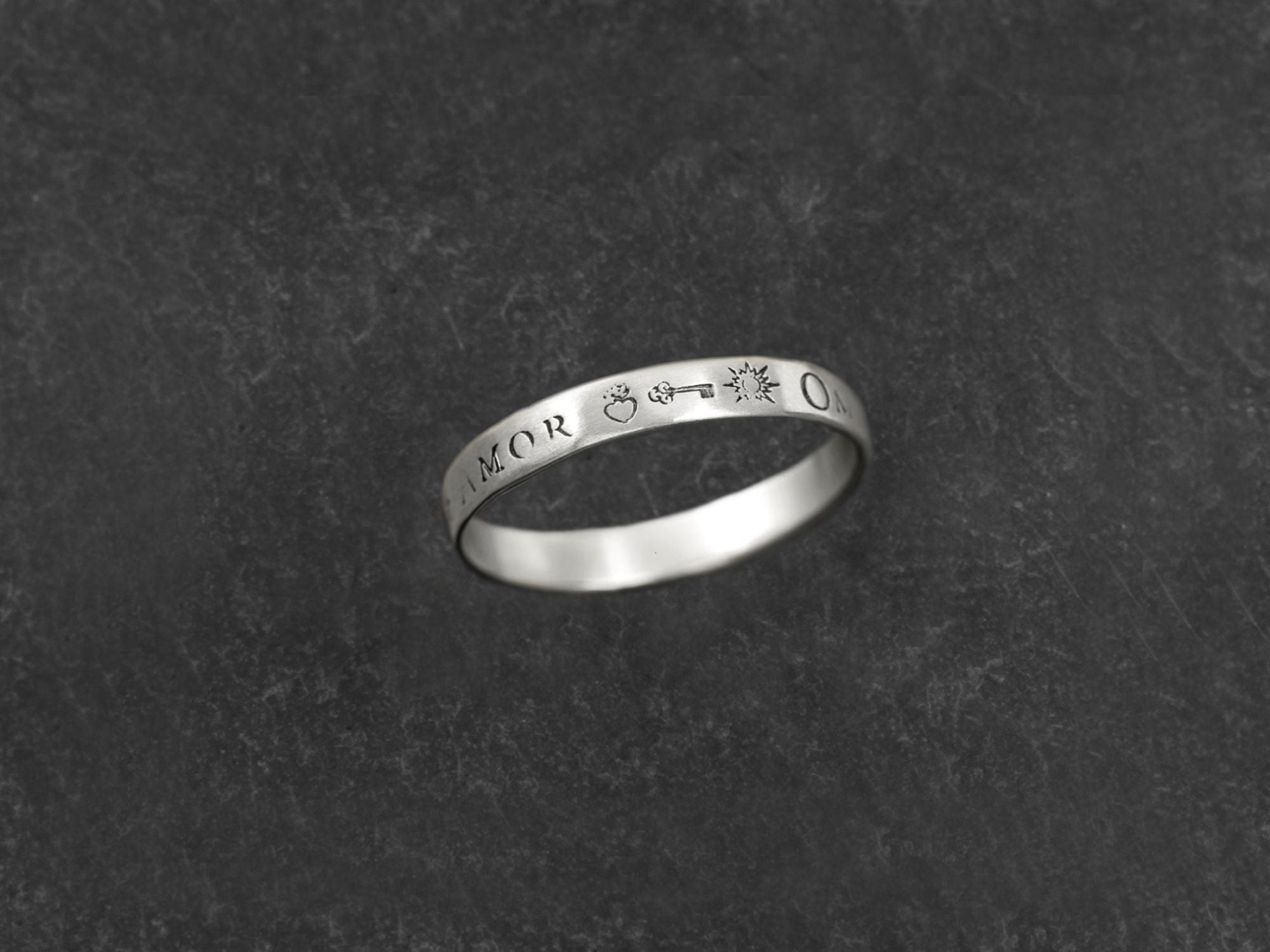 Anneau Devise Omnia Vincit PM argent rhodié Homme — bijou signature Emmanuelle Zysman en argent ou vermeil, élégant et intemporel