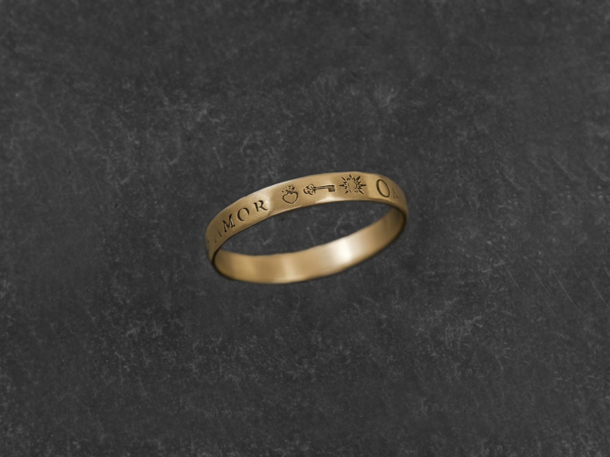 Anneau Devise Omnia Vincit PM or jaune — bijou signature Emmanuelle Zysman en argent ou vermeil, élégant et intemporel
