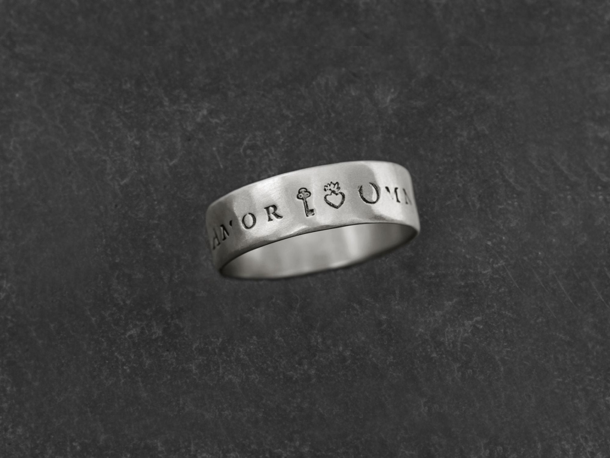 Anneau Devise Omnia Vincit GM argent Homme — bijou signature Emmanuelle Zysman en argent ou vermeil, élégant et intemporel