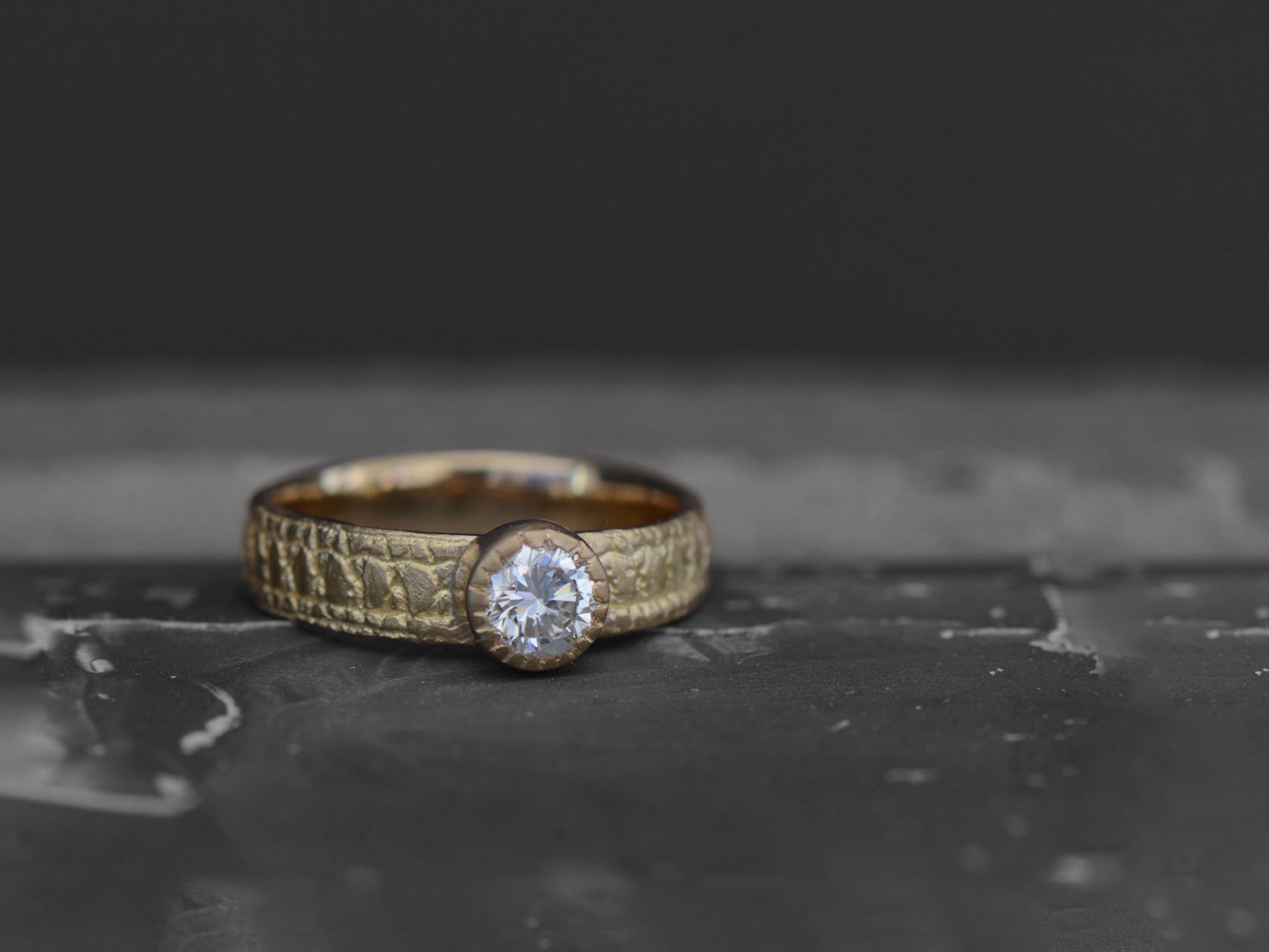 Montage d'un diamant sur un anneau Ida – bijou artisanal signé Emmanuelle Zysman