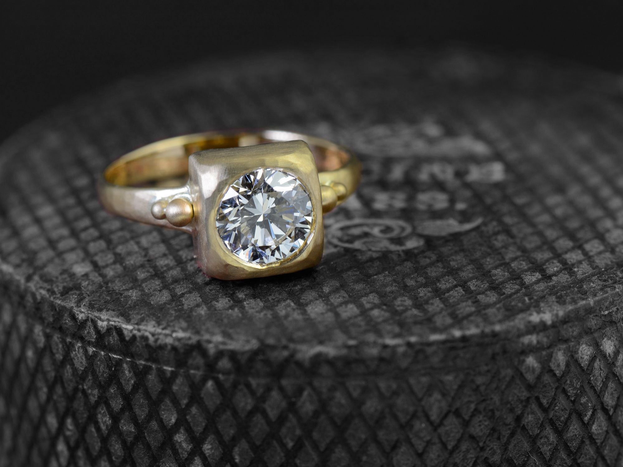 Bague or et diamant serti masse – bijou artisanal signé Emmanuelle Zysman
