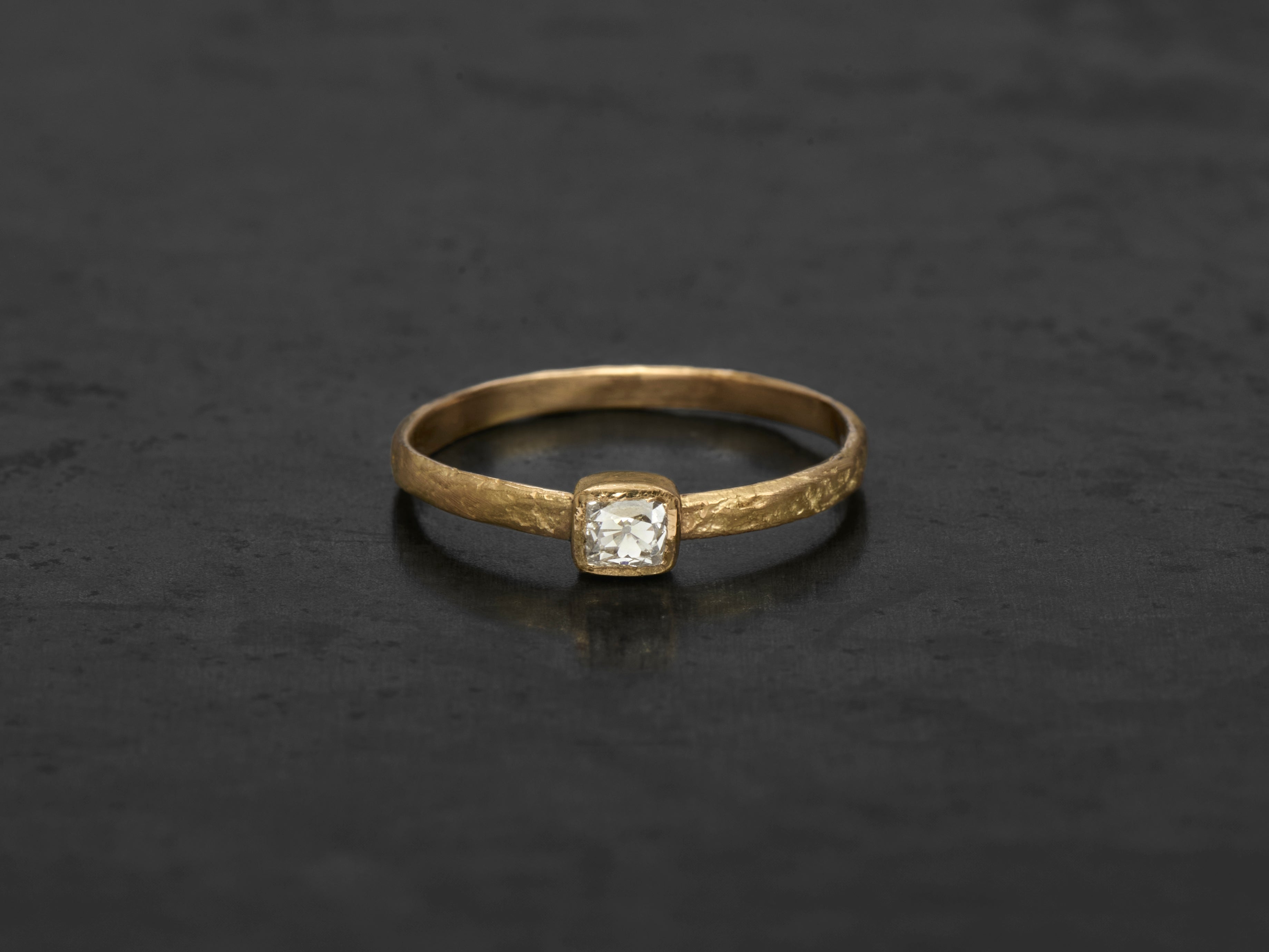 Bague Mon Chéri or jaune martelé, diamant coussin taille ancienne serti clos, Emmanuelle Zysman