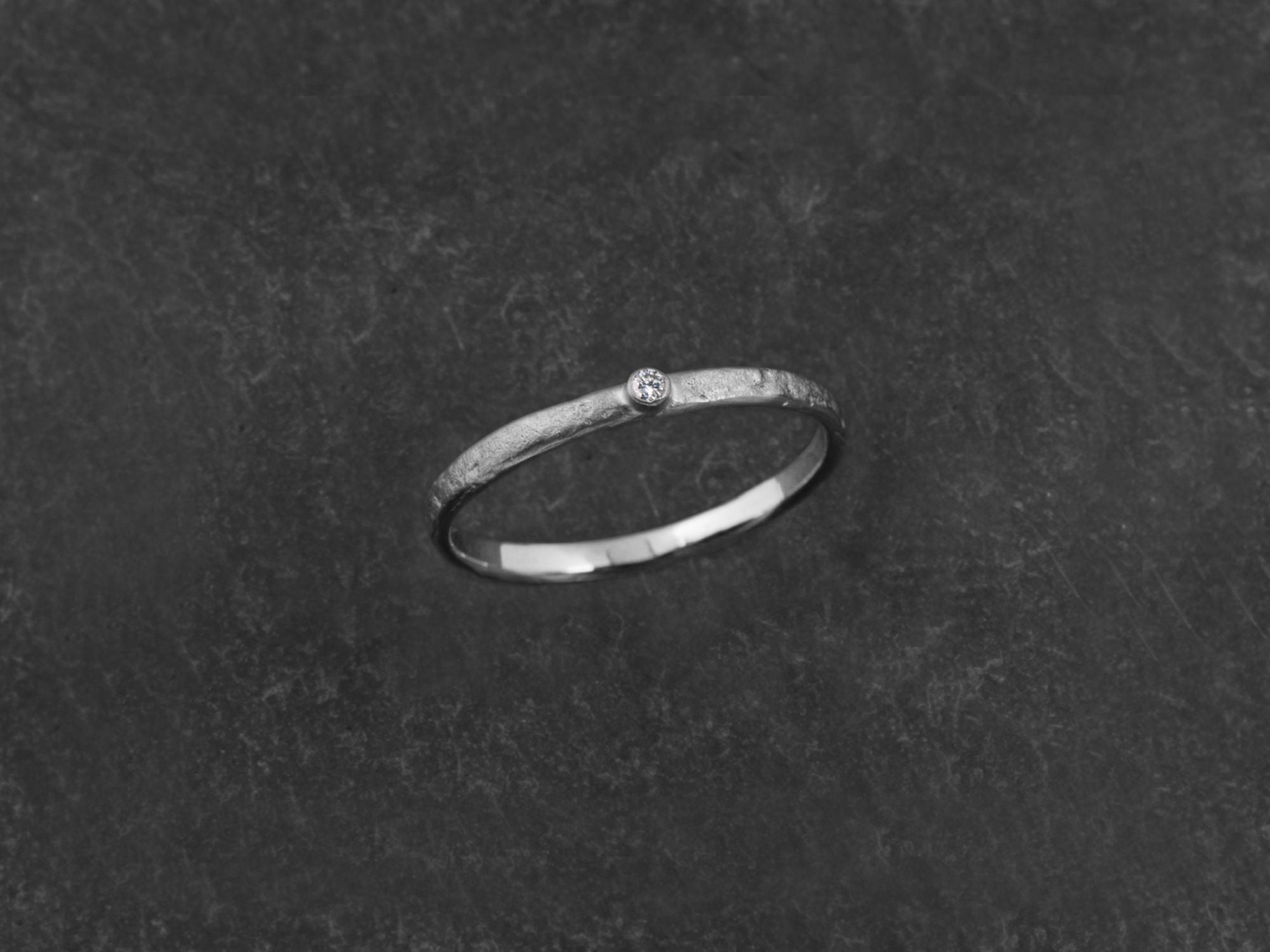 Bague Mon chéri martelé pierre diamant platine — bijou signature Emmanuelle Zysman en argent ou vermeil, élégant et intemporel