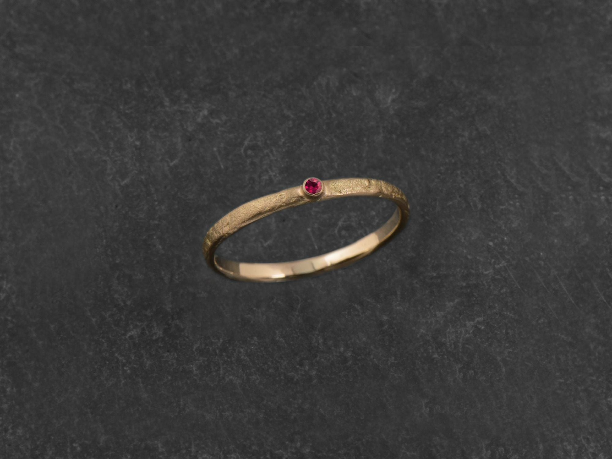 Bague Mon Chéri martelé pierre rubis or jaune — bijou signature Emmanuelle Zysman en argent ou vermeil, élégant et intemporel