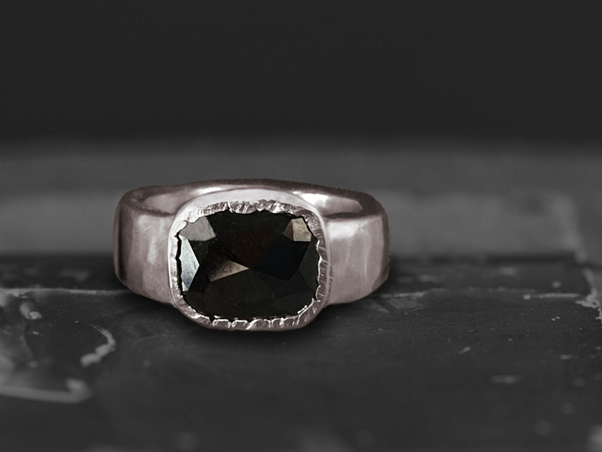 Bague or blanc champagne diamant noir – bijou artisanal signé Emmanuelle Zysman