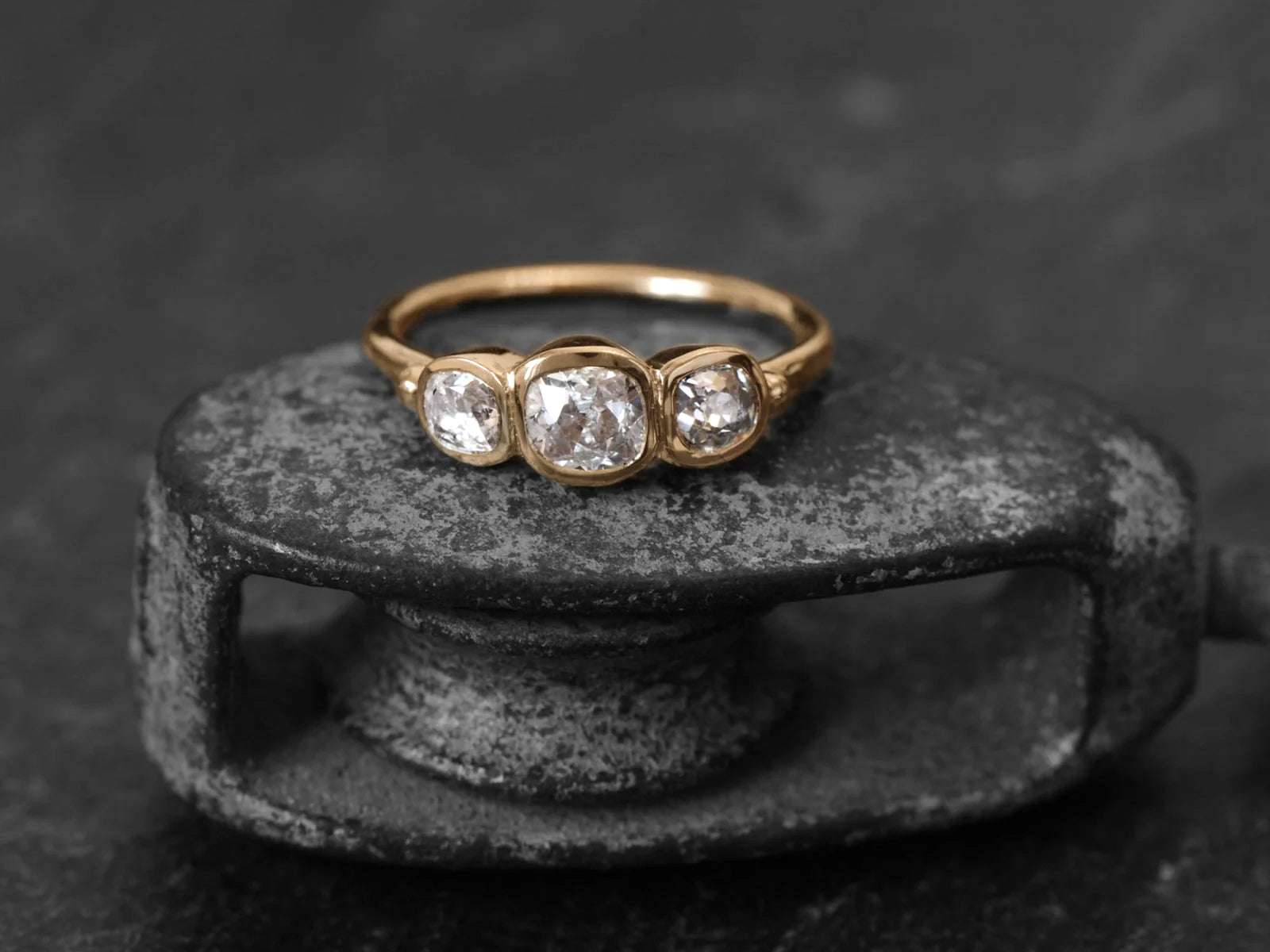 Montage de trois diamants en serti clos