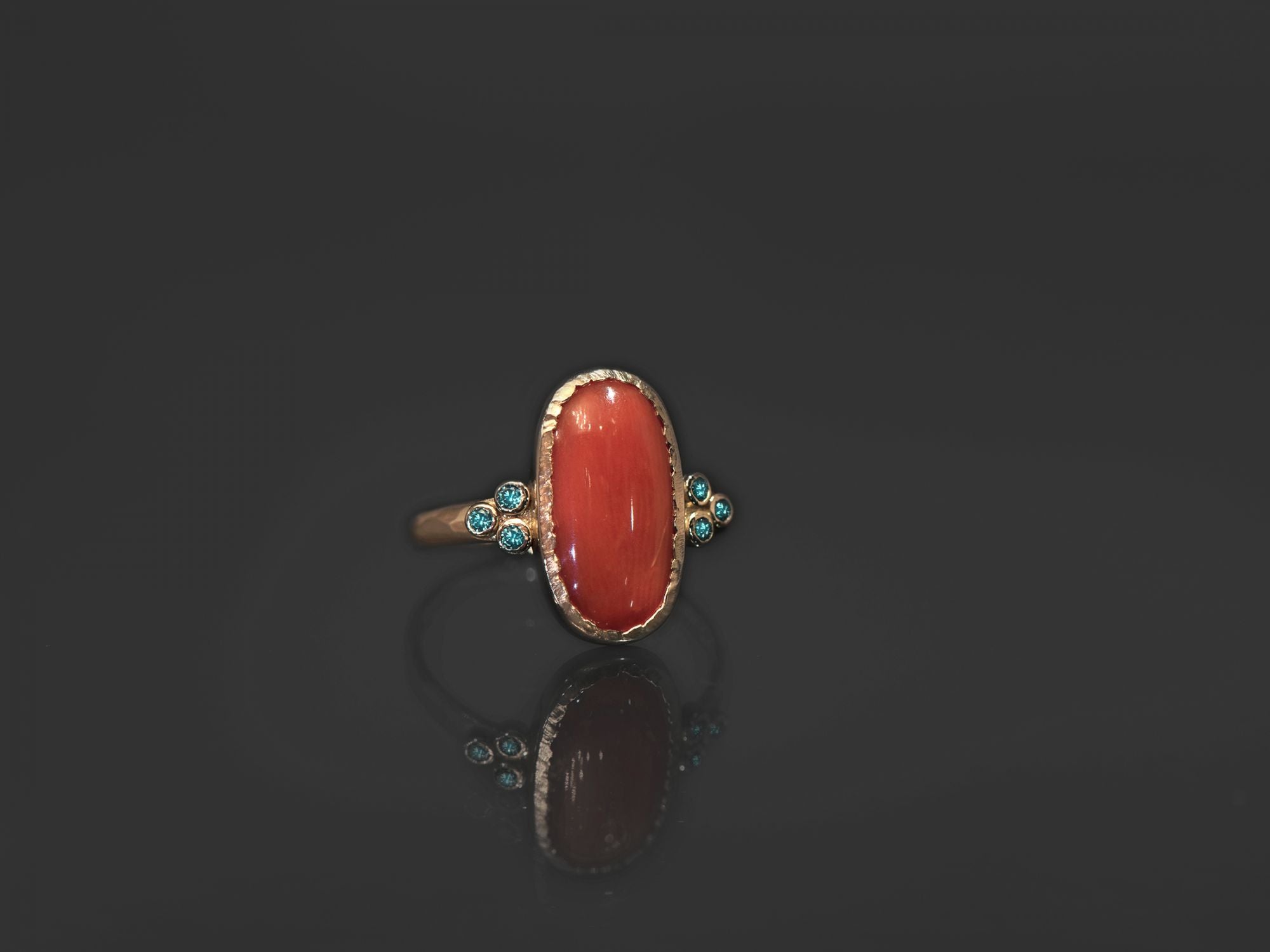 Bague Queen diamant bleu corail 2,83cts or jaune – bijou artisanal signé Emmanuelle Zysman