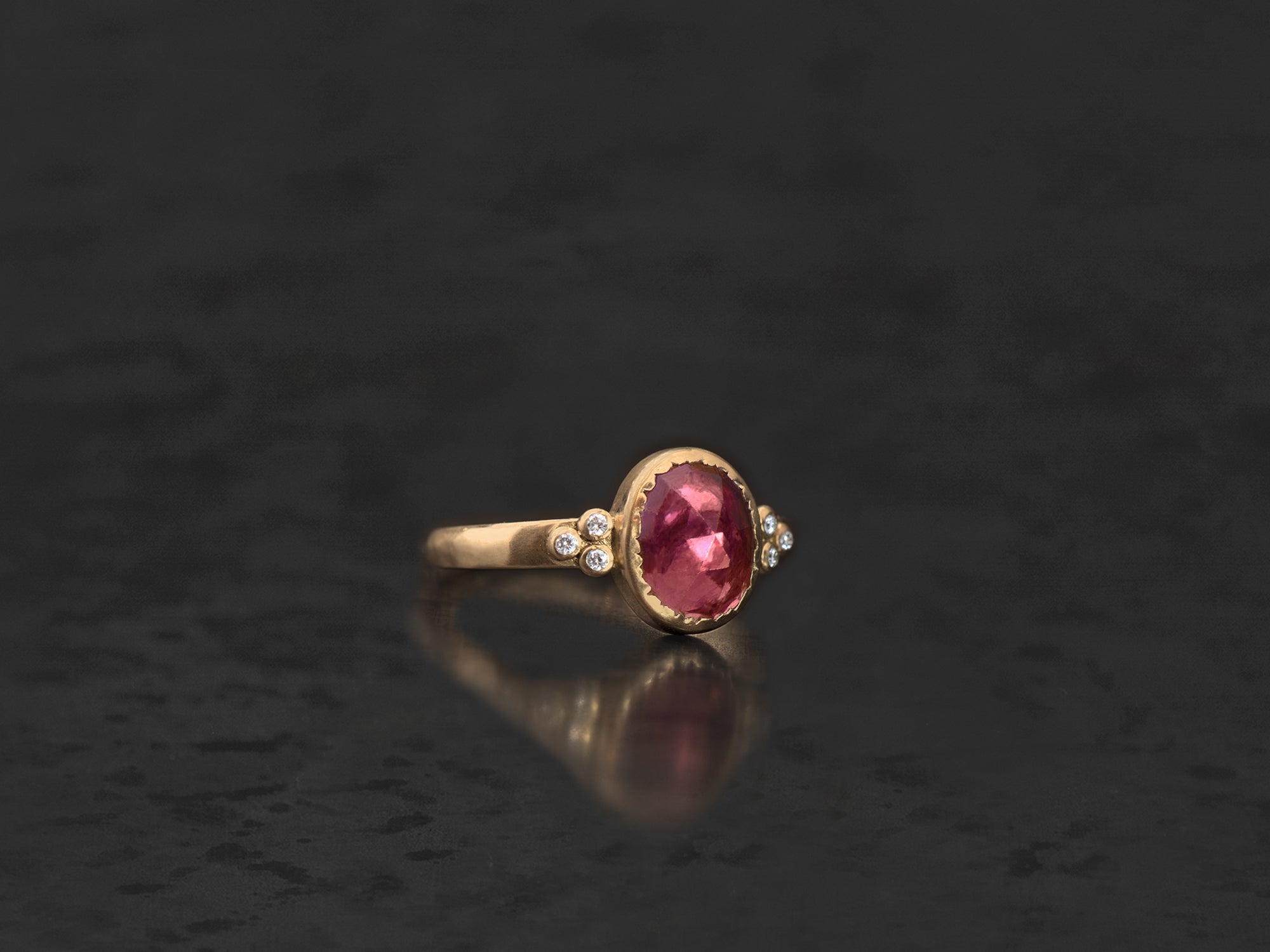 Bague Queen diamants blancs tourmaline rose 1,88cts or jaune – bijou artisanal signé Emmanuelle Zysman