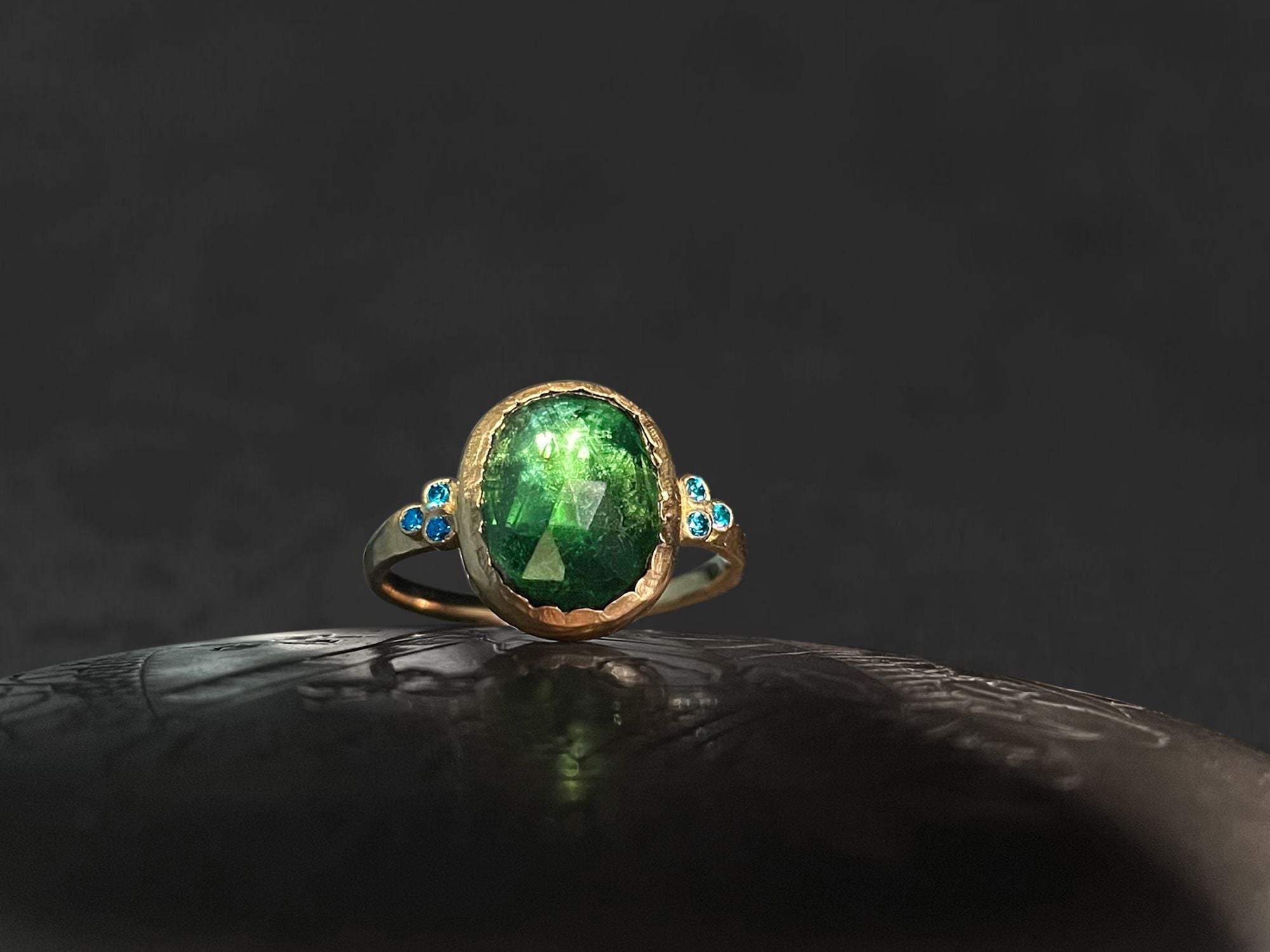 Bague Queen diamants bleus tourmaline verte ovale 3,56cts or jaune – bijou artisanal signé Emmanuelle Zysman