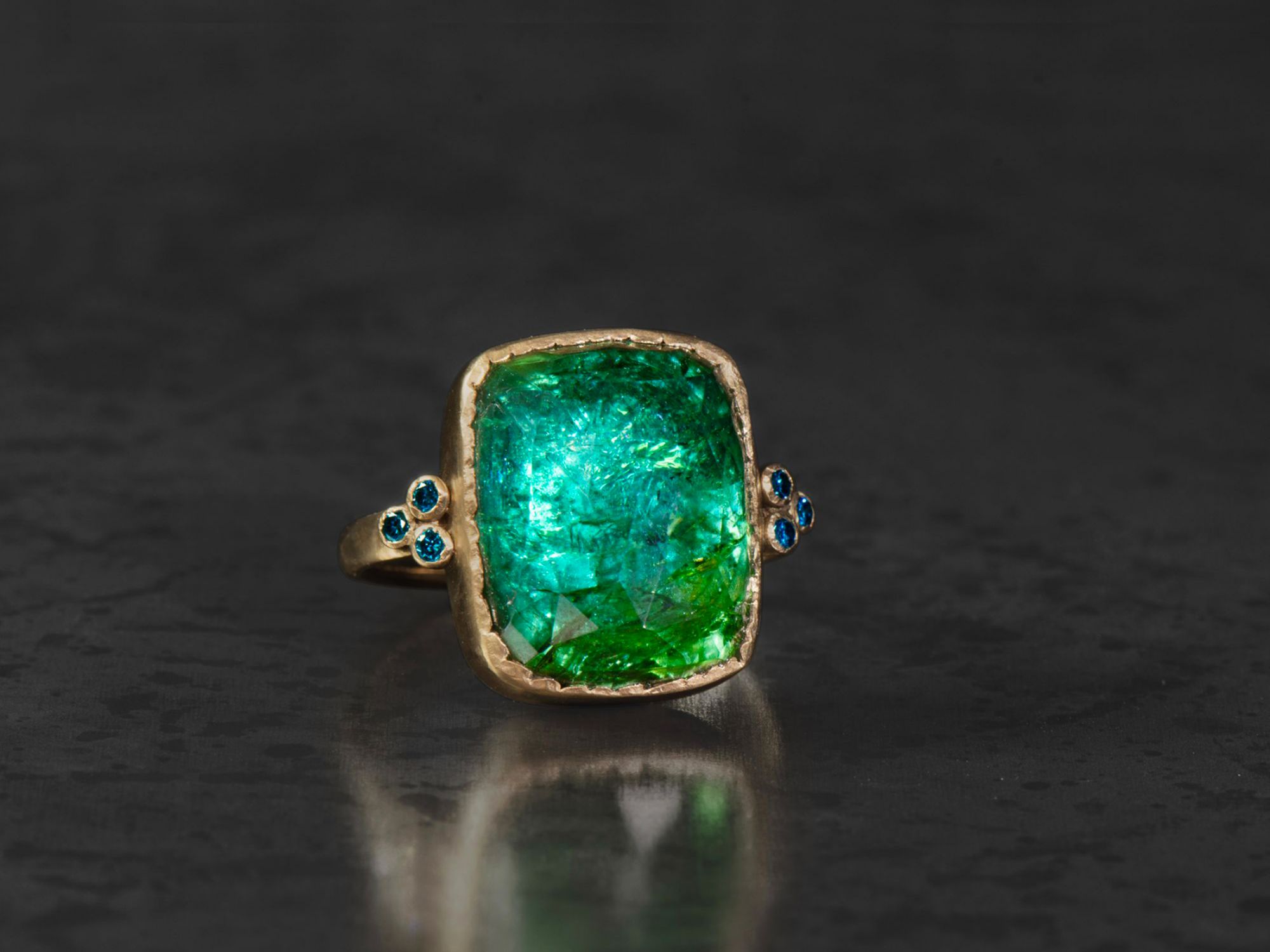 Bague Queen diamants bleus tourmaline verte 18,09 cts or jaune – bijou artisanal signé Emmanuelle Zysman