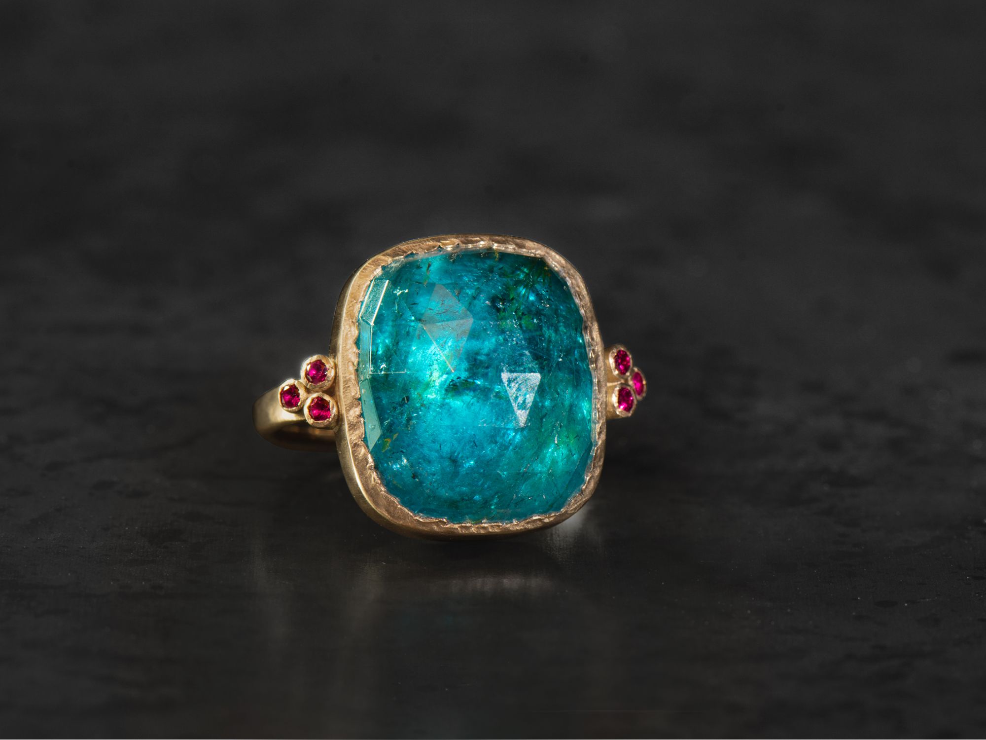Bague Queen rubis tourmaline bleue 17,25 cts or jaune – bijou artisanal signé Emmanuelle Zysman