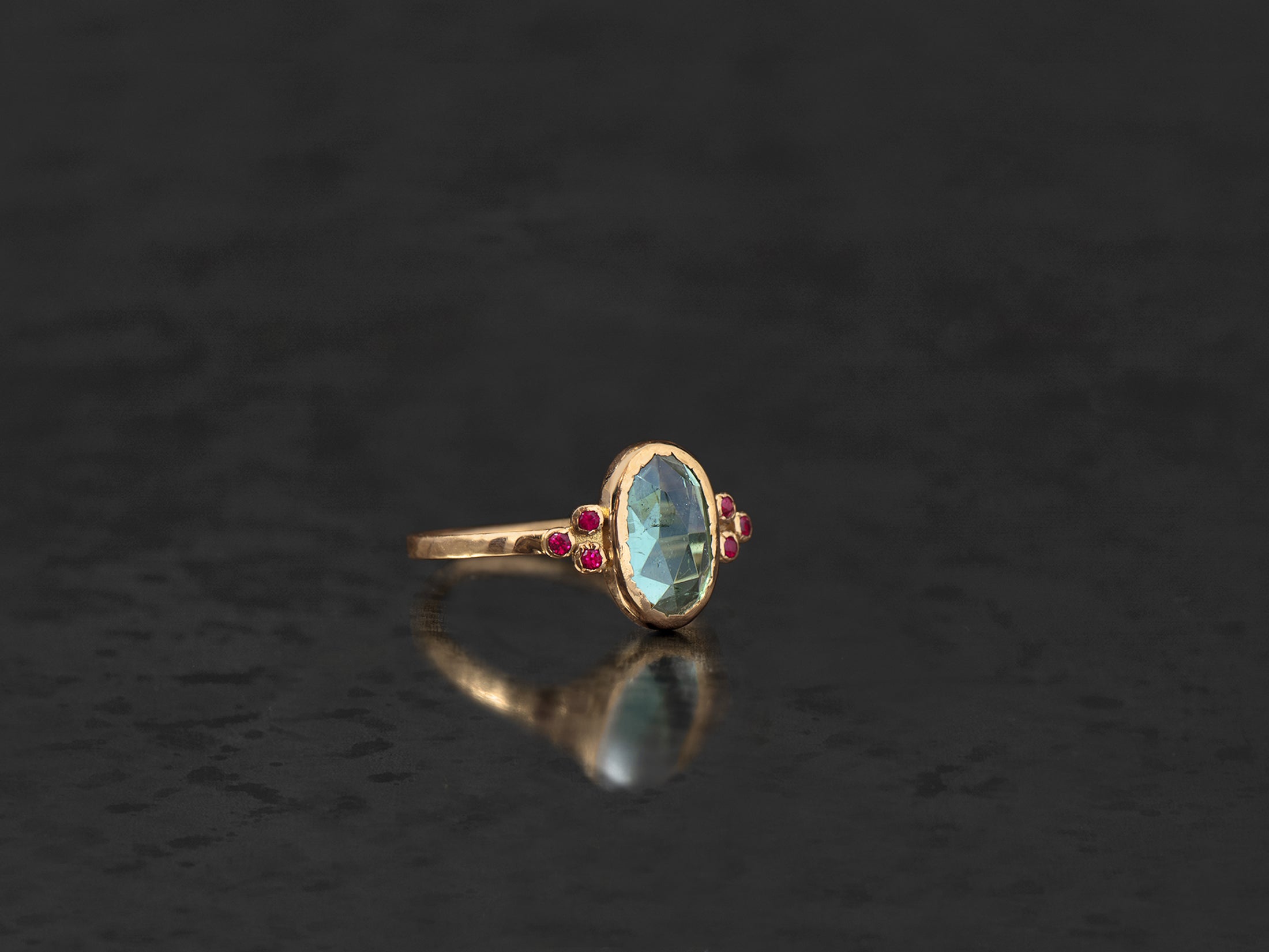 Bague Baby Queen rubis tourmaline bleue ovale 1,22cts et or jaune – bijou artisanal signé Emmanuelle Zysman
