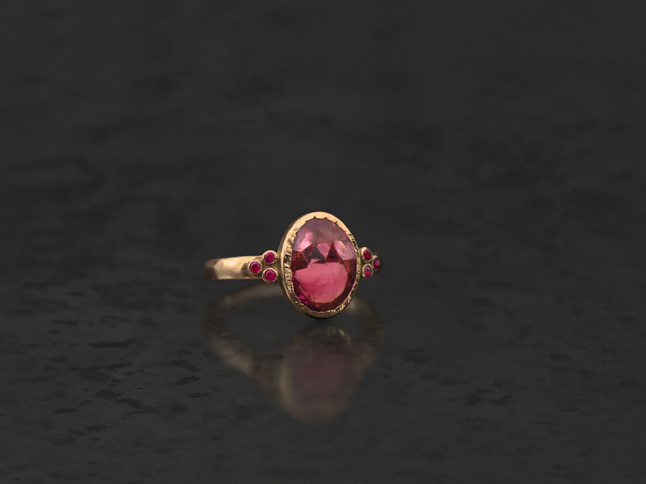 Bague Queen rubis tourmaline rose 1,94 cts or jaune – bijou artisanal signé Emmanuelle Zysman