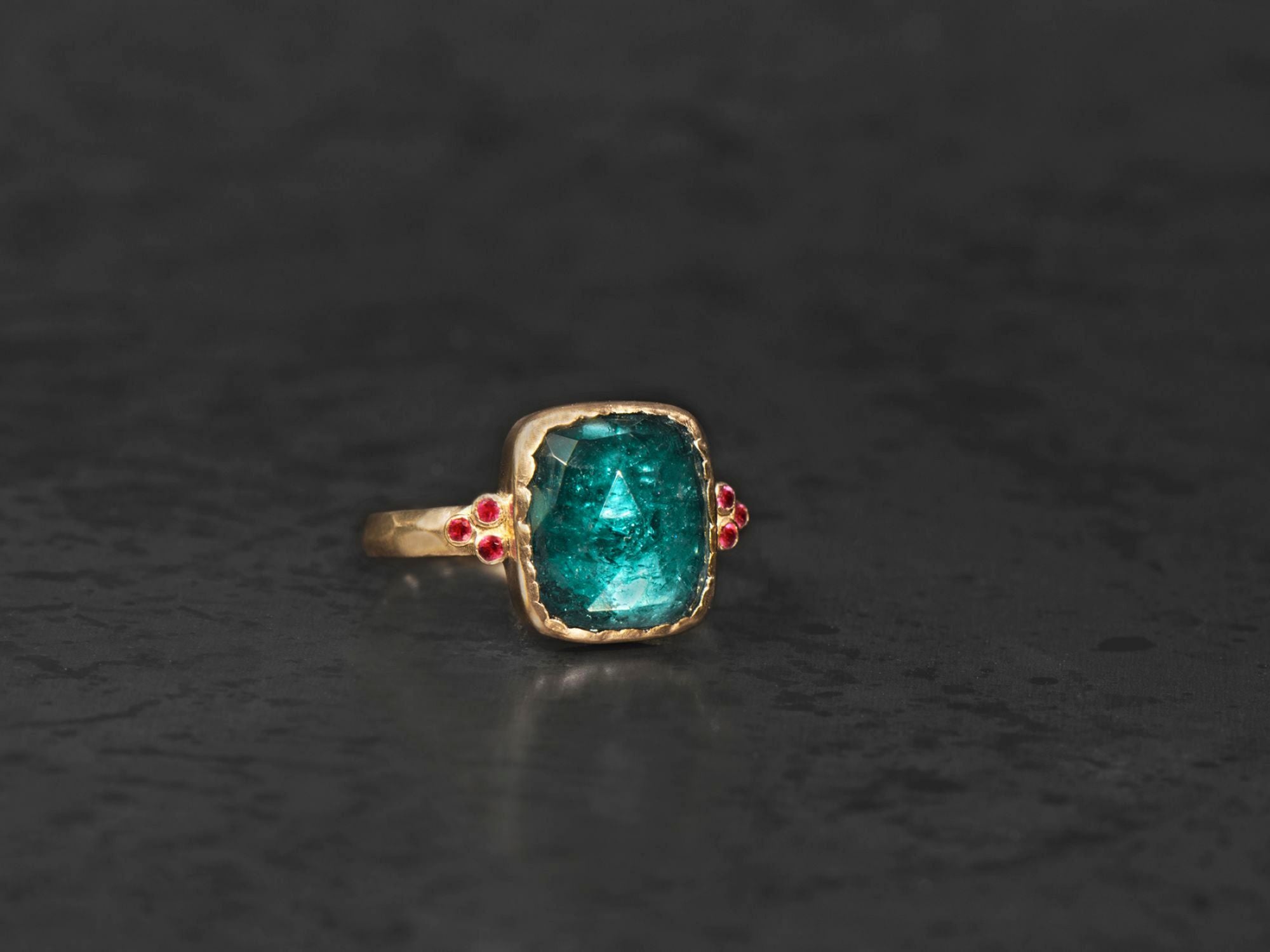 Bague Queen rubis tourmaline vert d’eau 4,95 cts or jaune – bijou artisanal signé Emmanuelle Zysman