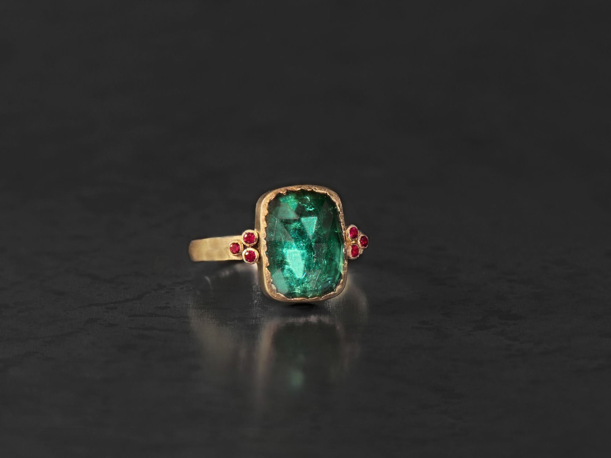 Bague Queen rubis Tourmaline verte rectangle 4,51 cts Or Jaune – bijou artisanal signé Emmanuelle Zysman