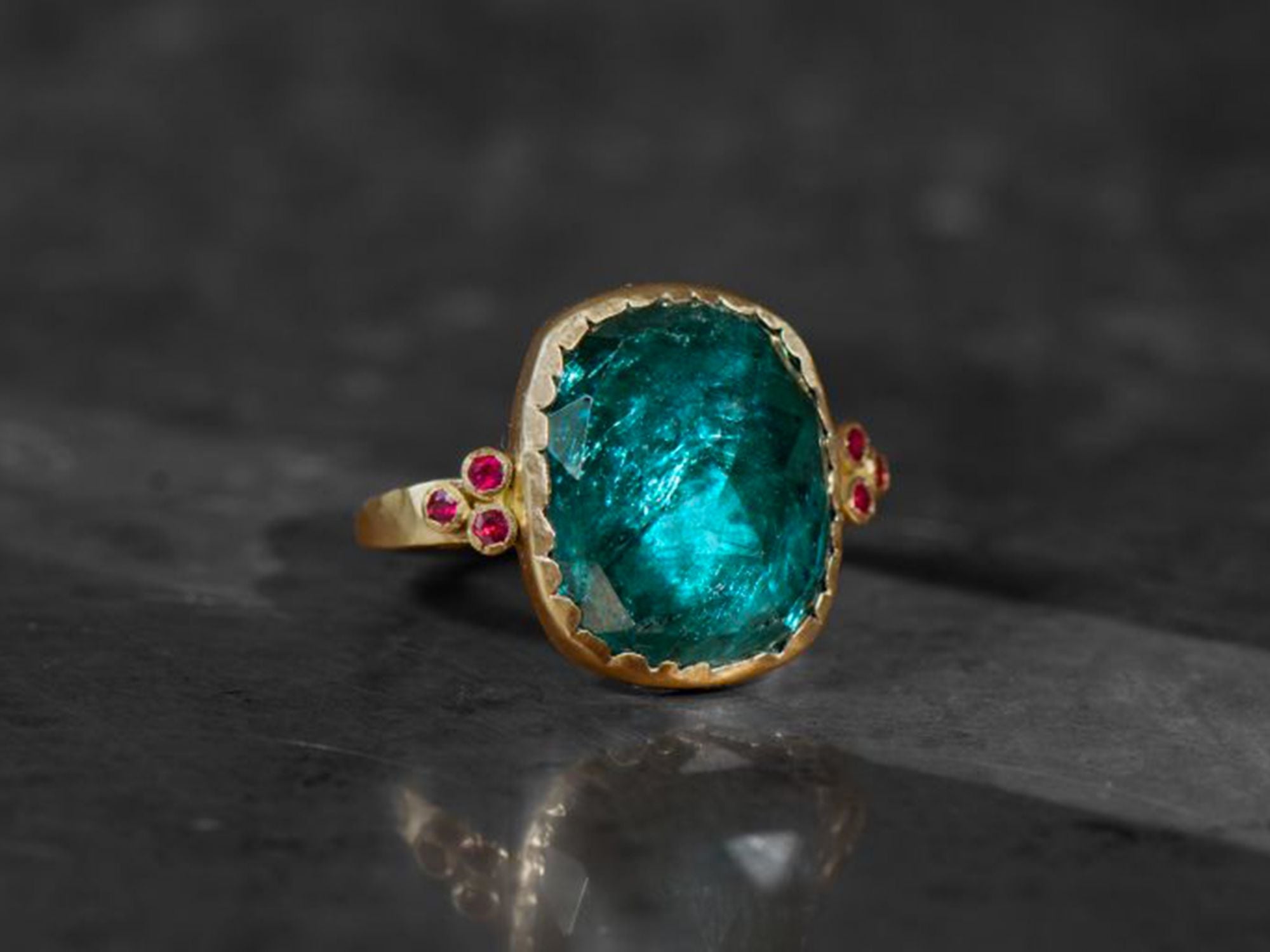 Bague Queen Rubis tourmaline bleue coussin 10,48cts or jaune – bijou artisanal signé Emmanuelle Zysman