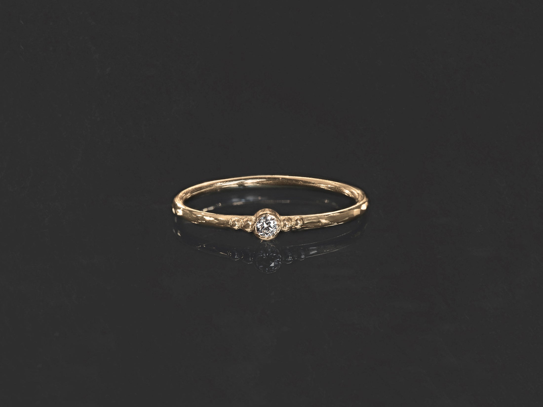 Bague Rhéa, diamant 0,05ct serti clos sur fin anneau d'or martelé, billes d'or. Solitaire délicat fait main dans notre atelier parisien. Emmanuelle Zysman