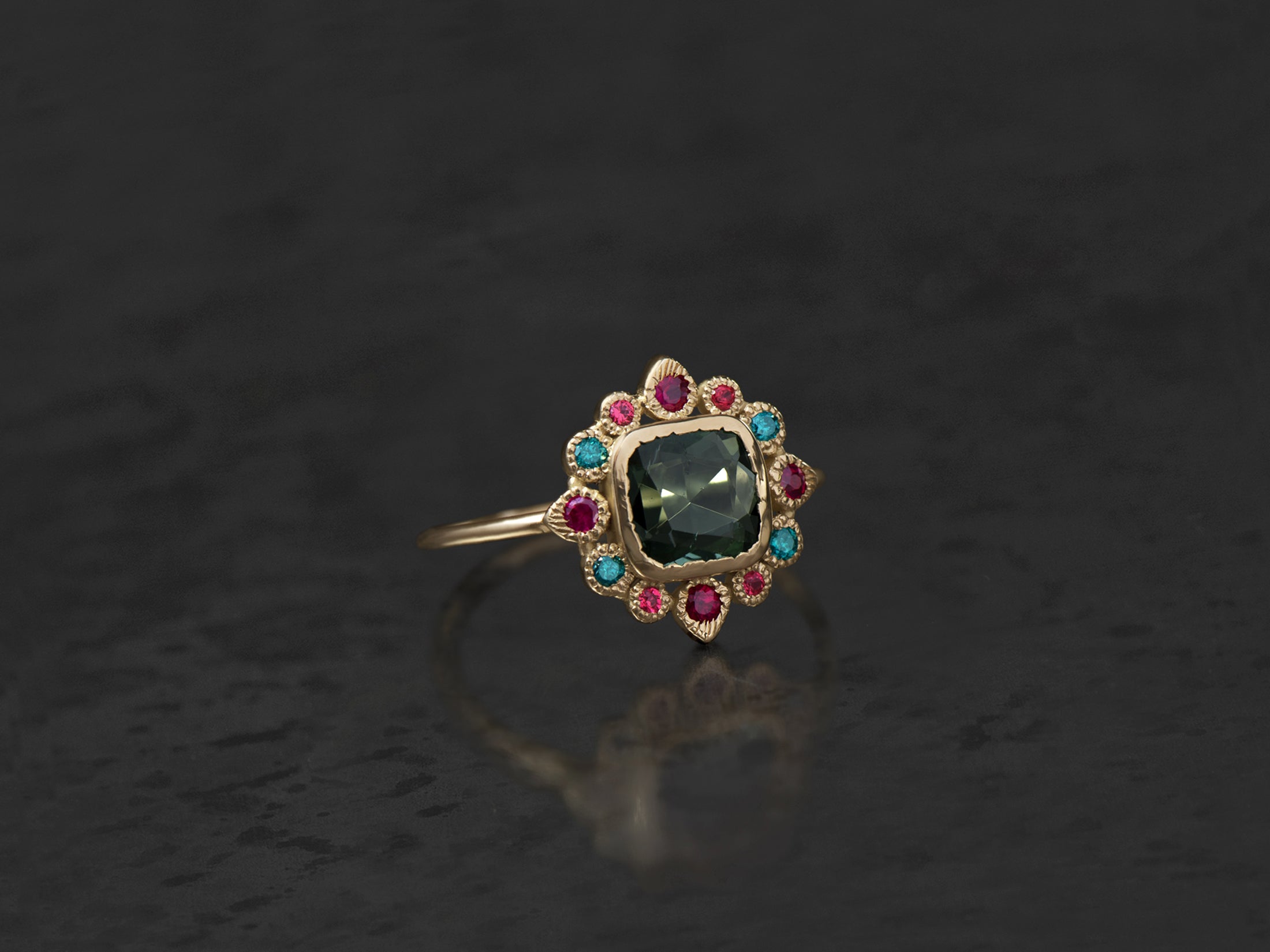 Bague Sagan tourmaline verte coussin 0,97cts, rubis, spinelle et diamants bleus or jaune